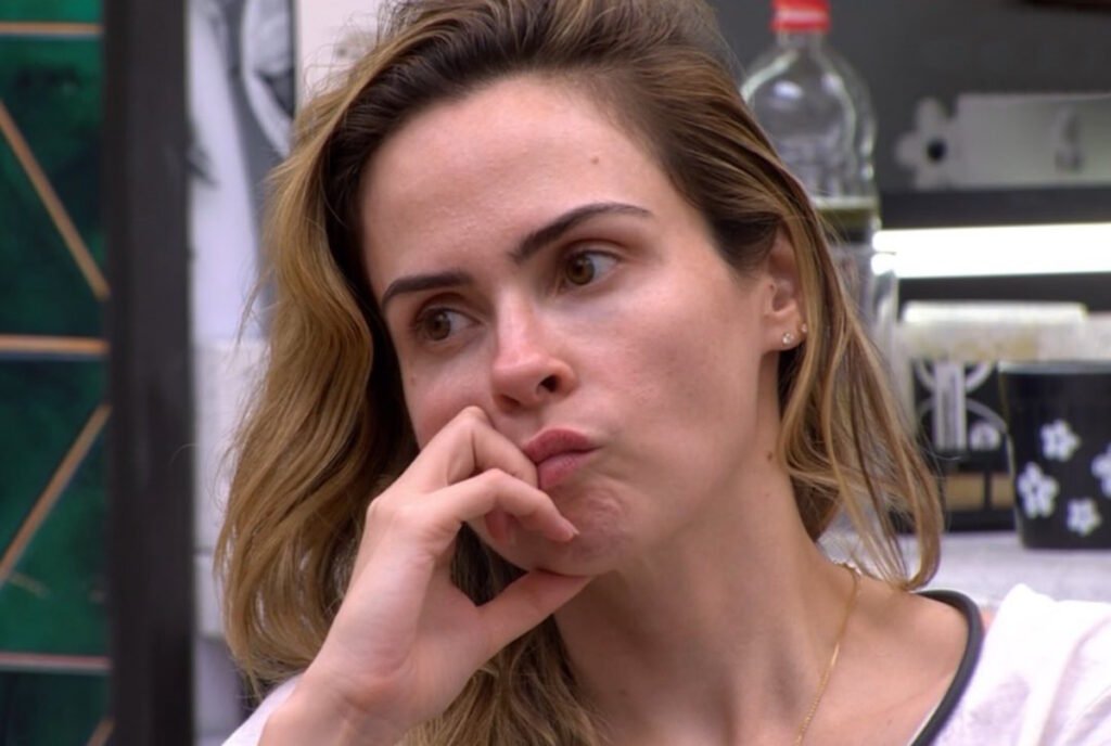 Por que o médico de Ana Paula Renault se manifestou sobre o BBB 26? O cirurgião Christian Cordeiro alertou sobre os riscos do Castigo do Monstro para a recuperação da coluna de Ana Paula, que passou por uma cirurgia no final do ano passado. Quais são as restrições físicas de Ana Paula após a cirurgia? Ela deve evitar carregar peso superior a 15% do seu peso, além de evitar hiperflexão e hiperextensão do tronco, e longos períodos em pé ou sentada. Como o Castigo do Monstro impacta a recuperação de Ana Paula? A atividade exigia que Ana Paula ficasse em pé segurando um botão, movimentos que contrariam as recomendações médicas, podendo comprometer a cicatrização. O que o médico disse sobre a dinâmica do Monstro? Embora não tenha citado diretamente, o médico deixou claro que as exigências físicas do castigo poderiam prejudicar a recuperação da coluna de Ana Paula. Qual foi a mensagem final do médico para Ana Paula? Ele enviou apoio à participante, mencionando que a equipe da clínica está torcendo por ela e sente saudades.