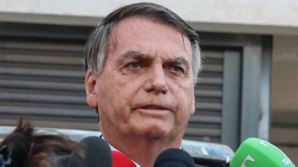 Os **médicos** responsáveis pelo tratamento de Jair **Bolsonaro** afirmam que sua situação de saúde "ainda é grave". De acordo com informações divulgadas, o ex-presidente iniciou sessões de **fisioterapia** como parte de seu processo de recuperação. No entanto, ele ainda enfrenta dificuldades significativas, como cansaço extremo após atividades físicas leves. Essa condição é um reflexo dos problemas de saúde que o acometeram recentemente, exigindo atenção médica contínua e especializada. Segundo a publicação, Carlos **Bolsonaro**, filho do ex-presidente, expressou suas preocupações nas redes sociais. Ele relatou que, após deixar seu trabalho em Brasília, foi diretamente ao hospital para visitar seu pai. Carlos destacou que, apesar de Jair Bolsonaro ter começado a fisioterapia, o cansaço rápido é um sinal preocupante de que a recuperação pode ser mais lenta do que o esperado. Essa situação tem gerado apreensão entre familiares e apoiadores, que acompanham de perto o estado de saúde do ex-presidente. O contexto atual exige que a equipe médica mantenha um monitoramento rigoroso do quadro clínico de Bolsonaro. A fisioterapia é uma etapa crucial para sua recuperação, mas o progresso depende de como seu corpo responde ao tratamento. A condição descrita pelos médicos como "ainda grave" sugere que o ex-presidente precisa de cuidados constantes para evitar complicações adicionais. A situação de saúde de Jair Bolsonaro continua a ser um tema de interesse público, com atualizações frequentes sobre seu estado e os esforços para sua recuperação plena.
