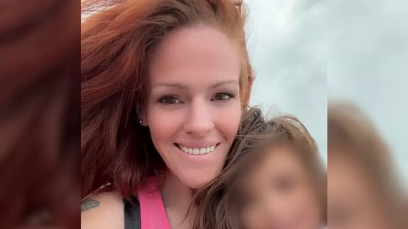 O que levou Shannon Marie Tufuga a sequestrar o menino? Shannon Marie Tufuga, de Utah, sequestrou um menino de 11 anos para forçá-lo a pedir desculpas ao seu filho com autismo, após acusá-lo de bullying. Quais são as acusações enfrentadas por Tufuga? Ela enfrenta acusações de sequestro e abuso infantil agravado, ambos crimes de segundo grau. Como ocorreu o sequestro? Em setembro de 2025, Tufuga encontrou o menino andando de bicicleta, impediu sua passagem e o levou para sua casa sem permissão dos pais. Qual foi a reação do menino após o incidente? O menino ficou traumatizado, desenvolvendo alta ansiedade e mudanças significativas em sua rotina diária. O que dizem os documentos judiciais sobre o caso? Os documentos afirmam que Tufuga ameaçou o menino, mesmo após ele se desculpar, e mencionou que ele teve sorte por ela não ter danificado sua bicicleta. Qual é o estado atual do processo judicial? O caso ainda está em andamento no sistema judicial, sem menção à defesa de Tufuga na imprensa. Quais são as possíveis consequências para Tufuga? Se condenada, Tufuga pode enfrentar penas severas devido à gravidade das acusações de sequestro e abuso infantil.