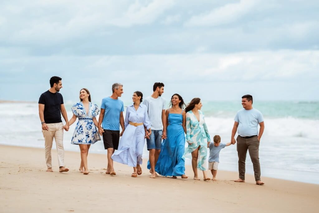 Por que Sônia Calegario escolheu Maceió para seus últimos momentos? Sônia, apaixonada por Maceió, desejava um ensaio fotográfico na praia, seu lugar favorito, para eternizar seus últimos momentos com os filhos. Como foi a viagem de Sônia e seus filhos até Maceió? A família viajou mais de 4 mil km de Rondônia a Maceió, realizando o desejo de Sônia, mesmo enfrentando um câncer terminal. Qual foi o impacto do câncer na experiência de Sônia? Apesar das dores, náuseas e vômitos, Sônia manteve-se consciente e firme na fé, participando do ensaio sob efeito de morfina. Como as fotografias capturaram esse momento especial? As fotos registraram sorrisos e abraços, simbolizando a despedida em família e a força de Sônia em seus últimos momentos. Qual foi a importância desse ensaio para Sônia e sua família? O ensaio na praia foi uma forma de celebrar a vida e criar memórias duradouras, reforçando os laços familiares em um momento tão delicado.