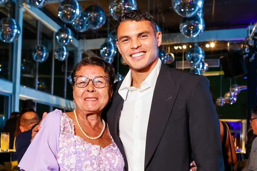 A **morte da mãe de Thiago Silva** devido a um infarto destaca a importância de reconhecer os sinais de alerta dessa condição, que é uma das principais causas de morte no Brasil. Segundo a publicação do InfoMoney, o país está entre os dez que registram mais mortes por doenças cardiovasculares. O infarto, também conhecido como ataque cardíaco, ocorre quando o fluxo de sangue para uma parte do coração é bloqueado por um período prolongado, causando danos ou destruição do músculo cardíaco. Identificar os sintomas precocemente pode ser crucial para salvar vidas. De acordo com o site InfoMoney, existem **10 sintomas** que não devem ser ignorados, pois podem indicar um infarto iminente. Entre eles estão: dor ou desconforto no peito, que é o sintoma mais comum; dor em outras áreas do corpo, como braços, costas, pescoço, mandíbula ou estômago; falta de ar, que pode ocorrer com ou sem dor no peito; suor frio; náusea ou vômito; tontura ou desmaio; fadiga inexplicável; ansiedade intensa; palpitações ou batimentos cardíacos irregulares; e sensação de indigestão ou azia. Esses sinais podem variar entre homens e mulheres, sendo que as mulheres são mais propensas a apresentar sintomas atípicos, como náusea e dor nas costas ou mandíbula. A conscientização sobre esses sintomas é essencial para a prevenção e tratamento eficaz do infarto. Segundo o InfoMoney, a rapidez no atendimento médico pode fazer a diferença entre a vida e a morte. Ao reconhecer os sinais de um infarto, é fundamental procurar ajuda médica imediatamente. Além disso, adotar um estilo de vida saudável, que inclua uma dieta balanceada, exercícios regulares e controle do estresse, pode reduzir significativamente o risco de doenças cardiovasculares. A educação sobre os sintomas e a promoção de hábitos saudáveis são passos importantes para combater essa ameaça à saúde pública no Brasil e no mundo.
