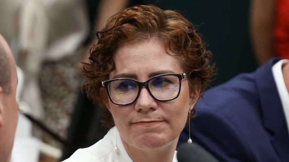 A **mãe de Carla Zambelli**, Rita Zambelli, expressou sua profunda decepção com a decisão da Justiça italiana de aceitar o pedido de **extradição** da ex-deputada federal, apresentado pelo governo brasileiro. Segundo a publicação, Rita descreveu a decisão como um "golpe muito duro" e afirmou que manteve a esperança até o último momento de que "esse pesadelo acabasse". A decisão ainda aguarda a confirmação do **Ministério da Justiça italiano**. Em um vídeo divulgado nas redes sociais, Rita Zambelli compartilhou sua fé e gratidão pelas orações dos apoiadores, pedindo "coragem" à filha. Ela destacou que, enquanto Carla não puder se manifestar, ela será a voz da filha. A defesa de Carla Zambelli está preparando um recurso para a **Corte de Cassação**, que é o equivalente ao Supremo Tribunal Federal (STF) no Brasil. Os advogados têm um prazo de 15 dias para apresentar o pedido. A defesa de Zambelli argumentou que o julgamento no STF foi injusto, alegando que a prisão no Brasil teria condições desumanas. No entanto, a Justiça italiana rejeitou essas alegações, afirmando que os crimes atribuídos a Zambelli são delitos comuns e que o processo seguiu as normas constitucionais brasileiras. Entre os argumentos rejeitados pela Corte italiana estão a acusação de parcialidade do relator no processo brasileiro, a alegação de perseguição política e a contestação da validade do foro único no STF. Carla Zambelli foi condenada duas vezes pelo STF. A primeira condenação, de dez anos de prisão, foi por invasão dos sistemas do **Conselho Nacional de Justiça (CNJ)**. A segunda, de cinco anos, foi por porte ilegal de arma de fogo e constrangimento ilegal, relacionada a um incidente em São Paulo antes das eleições de 2022. Zambelli, que possui cidadania italiana, deixou o Brasil em maio do ano passado, passando pelos Estados Unidos antes de se estabelecer na Itália, onde foi presa. A defesa de Zambelli sustenta que o processo no Brasil tem fins persecutórios e natureza política, mas a Corte italiana concluiu que os crimes são comuns e que o processo seguiu o rito democrático. A cidadania italiana de Zambelli foi considerada "meramente formal" pela Justiça italiana, sem laços sociais ou culturais reais com o país. Enquanto o processo de extradição prossegue, a Justiça italiana decidiu manter Zambelli detida na penitenciária feminina de Rebibbia, em Roma, devido ao risco de fuga. Caso seja extraditada, ela deverá cumprir pena na **Colmeia**, uma unidade prisional do Distrito Federal destinada a mulheres em regime fechado, semiaberto e presas provisórias. A estrutura da Colmeia é organizada para preservar a integridade física e moral das custodiadas. A decisão final sobre a extradição cabe ao ministro da Justiça italiano, Carlo Nordio. A defesa de Zambelli acredita que a decisão tem um caráter político. Enquanto isso, a mãe de Zambelli continua a expressar seu apoio e esperança de que a situação se resolva de maneira favorável para sua filha.