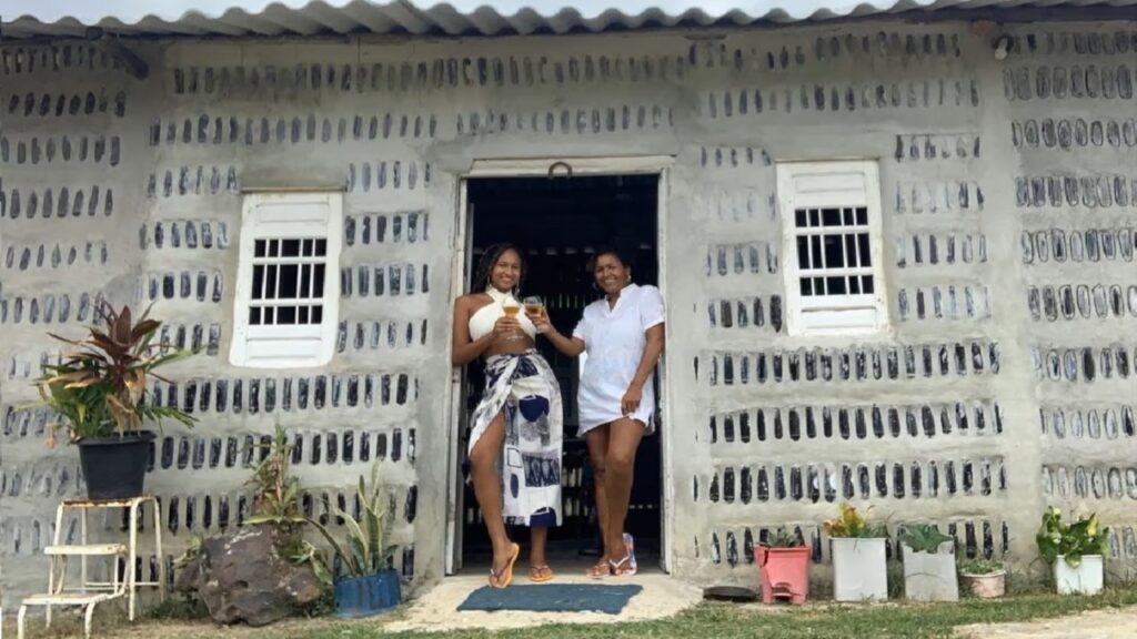 Na **ilha de Itamaracá**, localizada no litoral de Pernambuco, uma iniciativa inovadora vem chamando a atenção: Edna e Maria Gabrielly Dantas, mãe e filha, construíram uma casa utilizando mais de 8 mil garrafas retiradas do lixo das praias. Segundo a publicação, essa ação não só representa uma solução criativa para o problema do descarte inadequado de resíduos, mas também destaca a importância da conscientização ambiental em regiões turísticas. A ilha, conhecida por suas praias de beleza natural e rica biodiversidade, enfrenta desafios relacionados ao crescimento do turismo e à ocupação urbana, o que torna a iniciativa ainda mais relevante. A construção da casa com garrafas plásticas é um exemplo de como resíduos podem ser transformados em recursos valiosos. Segundo o site, Edna e Maria Gabrielly coletaram as garrafas ao longo de meses, limpando as praias e contribuindo para a preservação do meio ambiente local. As garrafas foram utilizadas como tijolos, preenchidas com areia e cimento para garantir estabilidade e isolamento térmico. Essa técnica, além de sustentável, é econômica e acessível, demonstrando que soluções simples podem ter um impacto significativo na redução de resíduos e na promoção de práticas de construção mais ecológicas. Além do impacto ambiental positivo, a iniciativa de Edna e Maria Gabrielly também tem um forte componente social. Segundo a publicação, a construção da casa com garrafas plásticas serve como um exemplo inspirador para a comunidade local, incentivando outras pessoas a adotarem práticas sustentáveis e a valorizarem os recursos naturais da região. A ação delas ressalta a importância da educação ambiental e do engajamento comunitário na busca por soluções para os desafios enfrentados pela ilha de Itamaracá. Em um cenário onde o turismo e a urbanização crescem rapidamente, iniciativas como essa são fundamentais para garantir um desenvolvimento mais equilibrado e sustentável.
