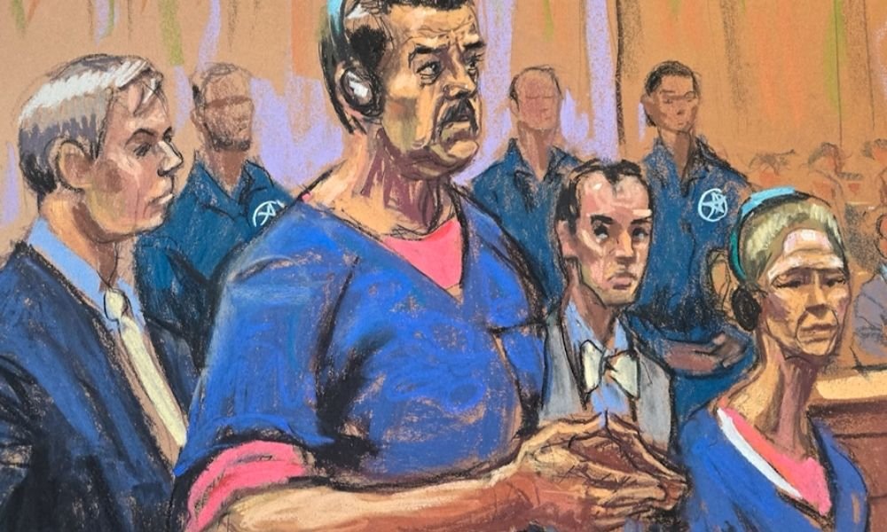 **Maduro Retorna a Tribunal dos EUA: Entenda a Situação Atual** Nicolás Maduro, ex-presidente da Venezuela, enfrenta um momento crítico em sua trajetória política e pessoal. Detido nos Estados Unidos, ele comparece nesta quinta-feira (26) a um tribunal em Nova York, marcando sua segunda aparição desde sua captura em janeiro. Mas o que levou Maduro a essa situação? E como tem sido sua rotina na prisão? **Quem é Nicolás Maduro e por que ele está preso?** Nicolás Maduro, de 63 anos, governou a Venezuela desde março de 2013 até sua captura em 3 de janeiro deste ano. Ele foi detido durante uma operação militar americana em Caracas, que resultou em sua transferência para uma prisão no Brooklyn, Nova York. Maduro enfrenta acusações de "narcoterrorismo", importação de cocaína e posse ilegal de armas, segundo a publicação. **Como foi a captura de Maduro?** A captura de Maduro foi dramática e envolveu uma operação militar significativa. Comandos americanos, apoiados por ataques aéreos e um grande deslocamento naval, retiraram Maduro e sua esposa, Cilia Flores, à força. A operação resultou em 83 mortes e mais de 112 feridos, conforme relatado por autoridades venezuelanas. Nenhum militar americano morreu durante a ação. **Qual é a rotina de Maduro na prisão?** Maduro está detido no Metropolitan Detention Center (MDC) no Brooklyn, uma penitenciária federal conhecida por suas condições extremas. Ele permanece sozinho em uma cela, sem acesso à internet ou a jornais. Segundo uma fonte próxima ao governo venezuelano, Maduro passa o tempo lendo a Bíblia e tem permissão para se comunicar por telefone apenas com sua família e advogados, por um tempo máximo de 15 minutos por chamada. **O que aconteceu na primeira audiência de Maduro?** Na primeira audiência, realizada em 5 de janeiro, Maduro declarou-se "prisioneiro de guerra" e alegou inocência em relação às acusações. Ele adotou um tom desafiador, identificando-se como o presidente da Venezuela. Durante a audiência desta quinta-feira, espera-se que Maduro continue a rejeitar as acusações, enquanto seus advogados discutem questões relacionadas ao pagamento de seus honorários. **Como está a situação política na Venezuela após a captura de Maduro?** Após a queda de Maduro, Delcy Rodríguez, sua ex-vice-presidente, assumiu a presidência interina da Venezuela. Ela tem promovido mudanças significativas nas relações com os Estados Unidos, incluindo a aprovação de uma lei de anistia para libertar prisioneiros políticos e a reforma da lei de hidrocarbonetos. Recentemente, os Estados Unidos restabeleceram os laços diplomáticos com a Venezuela, sinalizando um degelo após sete anos de ruptura. **Quais são os próximos passos no caso de Maduro?** O caso de Maduro é presidido pelo juiz Alvin Hellerstein, de 92 anos, conhecido por sua longa carreira no Judiciário. Durante a audiência desta quinta-feira, a segurança será reforçada nas imediações do tribunal. O advogado de Maduro, Barry Pollack, argumentou que a exigência de autorização do governo americano para o pagamento de seus honorários viola o direito constitucional de Maduro à representação legal de sua escolha. Pollack exigiu que o caso fosse rejeitado por motivos processuais. **Como está Maduro emocionalmente?** De acordo com Nicolás Maduro Guerra, filho do líder deposto, Maduro e sua esposa estão "muito bem — fortes, muito bem, otimistas e cheios de força". Essa declaração sugere que, apesar das adversidades, Maduro mantém uma postura resiliente. **Conclusão** A situação de Nicolás Maduro é complexa e envolve questões legais, políticas e humanitárias. Enquanto ele enfrenta o sistema judicial americano, a Venezuela continua a navegar por um período de transição política sob a liderança de Delcy Rodríguez. O desfecho desse caso pode ter implicações significativas para o futuro das relações entre os Estados Unidos e a Venezuela.