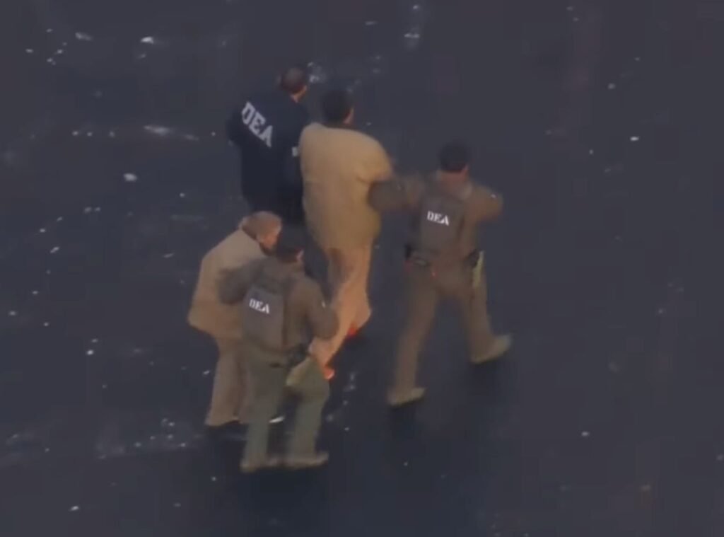 Nicolás Maduro, ex-presidente da Venezuela, está novamente no centro das atenções ao comparecer a um tribunal federal em Nova York para enfrentar acusações de **narcoterrorismo**. Este caso levanta questões importantes sobre a aplicação de uma legislação que, apesar de existir desde 2006, tem um histórico limitado de condenações. Mas o que exatamente está em jogo neste julgamento? A acusação contra Maduro baseia-se em uma lei criada para combater o **tráfico de drogas** associado a atividades terroristas, conforme definido pelos Estados Unidos. Desde a sua promulgação, apenas 83 pessoas foram denunciadas sob essa legislação, com um número reduzido de condenações efetivas. Segundo a agência Reuters, apenas quatro condenações foram obtidas em julgamento, e duas delas foram anuladas devido a problemas com a credibilidade das testemunhas. Isso destaca o desafio enfrentado pela acusação: demonstrar de forma convincente que Maduro estava ciente da ligação entre o tráfico de drogas e atividades terroristas. Quais são as acusações específicas contra Maduro? De acordo com a denúncia, ele teria liderado uma conspiração com membros de seu governo para facilitar o transporte de **cocaína** através da Venezuela, em colaboração com traficantes, incluindo as **Farc** (Forças Armadas Revolucionárias da Colômbia). As Farc foram classificadas como uma organização terrorista pelos EUA de 1997 a 2021. Maduro, no entanto, nega todas as acusações, alegando que são parte de uma ação política dos Estados Unidos contra a Venezuela. Por que a lei de narcoterrorismo é tão difícil de aplicar? A dificuldade principal reside em convencer o júri da existência de provas sólidas que demonstrem o conhecimento do réu sobre a conexão entre o tráfico de drogas e o terrorismo. Além disso, a credibilidade das testemunhas é frequentemente questionada, o que pode comprometer o caso da acusação. Até o momento, os promotores não revelaram quem deve depor contra Maduro, embora um ex-general venezuelano, também acusado no processo, tenha expressado disposição para colaborar com a Justiça. Quais são as possíveis consequências para Maduro? Se condenado por narcoterrorismo, Maduro enfrenta uma pena mínima obrigatória de 20 anos de prisão, podendo chegar à prisão perpétua. Além disso, ele responde a outras três acusações, incluindo conspiração para importação de cocaína. O que isso significa para a política internacional? Este caso pode ter implicações significativas para as relações entre os Estados Unidos e a Venezuela. Maduro e seus defensores alegam que as acusações são motivadas politicamente, o que pode intensificar as tensões entre os dois países. Além disso, o julgamento pode servir como um teste para a eficácia da legislação de narcoterrorismo dos EUA, potencialmente influenciando futuros casos semelhantes. Em resumo, o retorno de Maduro ao tribunal dos EUA por acusações de narcoterrorismo não é apenas um evento jurídico, mas também um ponto focal de complexas dinâmicas políticas e legais. O desfecho deste caso pode ter repercussões duradouras tanto para o ex-presidente quanto para a aplicação da lei de narcoterrorismo.