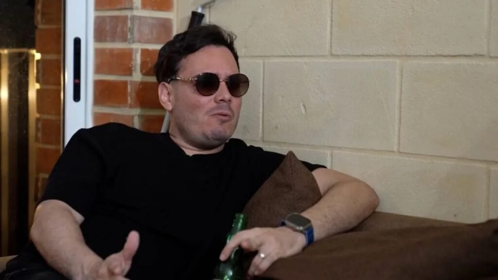 Quem é Sandro Castro e por que ele é relevante em Cuba? Sandro Castro é neto de Fidel Castro e se destaca por sua presença nas redes sociais, desafiando o governo cubano com suas críticas e estilo de vida luxuoso, algo raro em um país comunista. Por que Sandro Castro critica o governo cubano? Ele critica a burocracia e a crise econômica, defendendo a abertura do modelo econômico e a eliminação de barreiras que impedem o progresso em Cuba. Como Sandro Castro usa as redes sociais para se expressar? Ele compartilha vídeos e postagens que oferecem um vislumbre de sua vida privilegiada, enquanto critica o governo e provoca debates sobre o futuro de Cuba. Qual é a visão de Sandro Castro sobre o capitalismo em Cuba? Sandro acredita que a maioria dos cubanos deseja praticar o capitalismo com soberania, em oposição ao sistema comunista vigente na ilha. Como Sandro Castro lida com as críticas que recebe? Ele afirma que suas postagens são para entreter e provocar reflexão, negando que sua intenção seja zombar da situação difícil enfrentada pelos cubanos. Qual é a relação de Sandro Castro com sua família e o legado de Fidel Castro? Embora orgulhoso de seu sobrenome, Sandro busca se distanciar das políticas de seus antepassados, promovendo ideias de mudança e progresso. Como a presença de Sandro Castro nas redes sociais afeta sua segurança? Ele já foi interrogado pela Segurança do Estado cubano, mas foi liberado com uma advertência, pois suas críticas não incitam violência ou mudança de regime. O que Sandro Castro pensa sobre o presidente cubano Miguel Díaz-Canel? Sandro critica Díaz-Canel, afirmando que ele não está fazendo um bom trabalho e que o país precisa de mudanças econômicas significativas. Como Sandro Castro vê o futuro econômico de Cuba? Ele acredita que um acordo com os EUA poderia revolucionar a economia cubana, trazendo mais oportunidades de negócios e desenvolvimento. Qual é a percepção dos cubanos sobre Sandro Castro? Para muitos, ele representa a hipocrisia de desfrutar do capitalismo enquanto critica o comunismo, gerando tanto admiração quanto desprezo. Como Sandro Castro se compara a outras figuras públicas? Ele é comparado a celebridades que usam a notoriedade para atrair seguidores, aproveitando a indignação e a curiosidade do público. O que Sandro Castro deseja para seu futuro em Cuba? Ele quer expandir seus negócios, produzir sua própria cerveja e superar a burocracia que limita o empreendedorismo na ilha. Como Sandro Castro equilibra sua vida pessoal e pública? Apesar das críticas, ele continua a compartilhar sua vida nas redes sociais, afirmando que seu sucesso é fruto de esforço e sacrifício pessoal. Qual é a mensagem principal de Sandro Castro para os cubanos? Ele defende a necessidade de mudanças econômicas e a abertura para o capitalismo, acreditando que isso traria melhorias para a vida dos cubanos. Por que Sandro Castro é uma figura controversa em Cuba? Sua vida de luxo e críticas ao governo contrastam com a realidade da maioria dos cubanos, gerando debates sobre privilégio e hipocrisia.