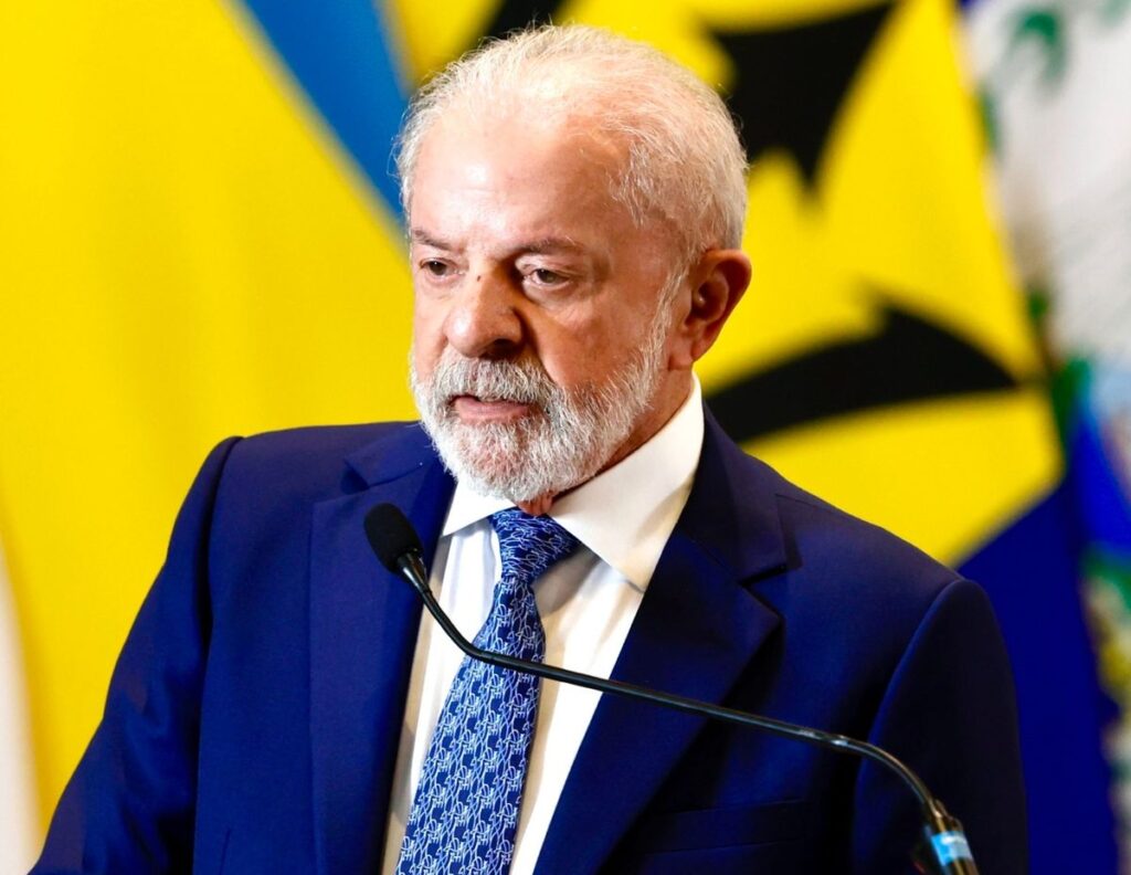 **Levantamento Genial/Quaest** revela que a maioria dos brasileiros prefere que o Brasil mantenha uma posição neutra em relação ao conflito no Oriente Médio. A pesquisa foi realizada entre os dias 6 e 9 de março, logo após um ataque conjunto dos Estados Unidos e Israel ao Irã. Segundo a publicação, o estudo buscou entender a percepção dos brasileiros sobre o papel que o país deve desempenhar em conflitos internacionais, especialmente em uma região tão volátil quanto o Oriente Médio. De acordo com os dados da pesquisa, uma parcela significativa dos entrevistados acredita que o Brasil deve adotar uma postura de neutralidade, evitando se envolver diretamente em conflitos que não dizem respeito diretamente ao país. Essa preferência por neutralidade pode ser atribuída a diversos fatores, incluindo o desejo de evitar repercussões econômicas e políticas que poderiam advir de um posicionamento mais ativo. Além disso, a história diplomática do Brasil, que tradicionalmente busca soluções pacíficas e mediadoras, pode influenciar essa opinião pública. Segundo a publicação, essa tendência reflete um desejo de preservar a estabilidade interna e manter boas relações com diferentes nações. O levantamento também destacou que, embora a maioria dos brasileiros prefira a neutralidade, há uma parcela que defende um papel mais ativo do Brasil em questões internacionais, seja por meio de mediação ou apoio a iniciativas de paz. Essa visão, embora minoritária, sugere que há um segmento da população que vê o Brasil como um potencial influenciador positivo no cenário global. No entanto, a pesquisa Genial/Quaest indica que, no contexto atual, a prioridade para muitos brasileiros é evitar envolvimentos que possam trazer consequências adversas para o país.