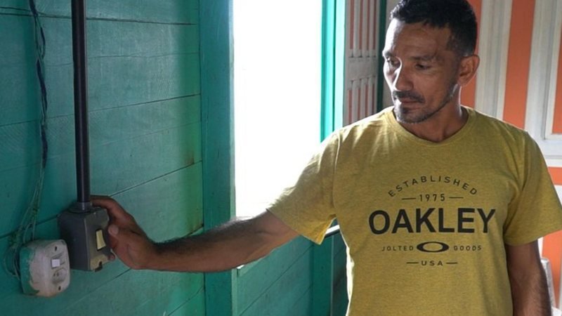 **Mais de 212 mil famílias podem perder desconto na conta de luz; veja como manter** **O que é a Tarifa Social de Energia Elétrica (TSEE)?** A **Tarifa Social de Energia Elétrica** é um programa do Governo Federal, em parceria com as distribuidoras de energia, que oferece descontos progressivos na conta de luz para famílias de baixa renda. Para ter direito a esse benefício, é necessário estar inscrito no **Cadastro Único (CadÚnico)** ou ser beneficiário de programas sociais. **Por que mais de 212 mil famílias podem perder esse benefício?** Segundo a publicação, a **Agência Nacional de Energia Elétrica (Aneel)** estabeleceu novas regras por meio da Resolução Normativa nº 1.147, que exigem a atualização dos dados no CadÚnico até 31 de dezembro deste ano. As exigências incluem a vinculação do titular da conta de energia à família inscrita no CadÚnico e a correspondência entre o município da unidade consumidora e o registrado no sistema. Se essas condições não forem atendidas, as famílias podem perder o desconto na conta de luz. **O que a Secretaria de Estado da Assistência e Desenvolvimento Social (Seades) está fazendo para ajudar?** A **Seades** intensificou a mobilização em todo o estado para garantir que as famílias não percam o direito à TSEE. Em parceria com os municípios, a secretaria está ampliando o atendimento e reforçando as ações de orientação e busca ativa. A secretária da Seades, Kátia Born, destaca que a Tarifa Social é uma política essencial de justiça social e que o compromisso é assegurar que esse direito chegue a quem mais precisa. **Como as famílias podem regularizar a situação?** As famílias com inconsistências cadastrais estão sendo notificadas pela concessionária de energia. Para regularizar a situação, devem procurar o **Centro de Referência de Assistência Social (CRAS)** mais próximo, levando CPF, documentos de todos os membros da família e comprovante de residência. Manter os dados atualizados no CadÚnico é fundamental para garantir direitos e ampliar o acesso às políticas públicas. **Qual é a importância do Cadastro Único?** O **Cadastro Único** é a principal porta de entrada para programas sociais e um instrumento estratégico para a inclusão e proteção social. Ele permite que o governo identifique e acompanhe as famílias de baixa renda, garantindo que os benefícios cheguem a quem realmente precisa. A atuação integrada entre Estado e municípios reforça o compromisso do Governo de Alagoas com a redução das desigualdades e a proteção das famílias mais vulneráveis. **O que acontece se as famílias não atualizarem seus dados?** Se as famílias não atualizarem seus dados no CadÚnico até o prazo estabelecido, correm o risco de perder o desconto na conta de luz. Isso pode representar um impacto significativo no orçamento das famílias de baixa renda, que dependem desse benefício para reduzir suas despesas mensais. **Como a Seades está monitorando o processo?** A **Seades** está monitorando o processo de atualização cadastral e intensificando as ações para assegurar que o benefício chegue a quem mais precisa. A secretaria está mobilizando toda a rede socioassistencial para orientar e garantir que nenhuma família perca esse benefício por falta de informação. **Qual é o papel dos municípios nesse processo?** Os municípios estão atuando em parceria com a Seades para ampliar o atendimento às famílias e reforçar as ações de orientação. Essa colaboração é essencial para garantir que as informações cheguem a todas as famílias que precisam atualizar seus dados no CadÚnico. **Conclusão** A atualização dos dados no **Cadastro Único** é crucial para que mais de 212 mil famílias não percam o direito à **Tarifa Social de Energia Elétrica**. A Seades, em parceria com os municípios, está empenhada em garantir que esse benefício continue a chegar a quem mais precisa, reforçando o compromisso com a justiça social e a proteção das famílias vulneráveis.