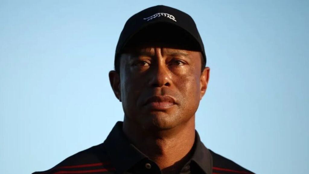 O que aconteceu com Tiger Woods recentemente? Tiger Woods foi preso após um acidente de carro na Flórida. Seu Land Rover capotou após bater em outro veículo. Ele não se feriu, mas foi acusado de dirigir sob influência de substâncias e destruição de propriedade. Por que Tiger Woods foi preso se não estava bêbado? Embora o teste de bafômetro tenha dado negativo, Woods se recusou a fazer um exame de urina. Isso, junto com a direção errática, levou à sua prisão. Qual é o histórico de Tiger Woods com acidentes de carro? Este é o quarto acidente de carro de alto perfil de Woods. Ele já foi preso anteriormente por dirigir sob influência de substâncias em 2017. Como os problemas pessoais de Woods afetaram sua carreira? Os problemas pessoais e acidentes de Woods corroeram sua reputação e afetaram sua carreira, mas ele ainda conseguiu retornos impressionantes, como no Masters de 2019. Qual foi o impacto do sucesso inicial de Woods no golfe? O sucesso de Woods no golfe, especialmente sua vitória no Masters de 1997, aumentou significativamente o interesse pelo esporte e o consolidou como um fenômeno. Como as lesões afetaram a carreira de Woods? As lesões, especialmente nas costas e joelhos, têm sido um desafio constante para Woods, limitando sua capacidade de competir consistentemente. Quais foram as consequências do acidente de 2009 para Woods? O acidente de 2009 levou a revelações sobre infidelidades, um divórcio de alto perfil e um pedido público de desculpas, afetando sua imagem pública. Woods ainda tem chances de quebrar o recorde de Jack Nicklaus? Com 15 títulos importantes, Woods está a três de igualar o recorde de 18 de Nicklaus, mas as lesões e problemas pessoais tornam isso cada vez mais improvável. Como os fãs de Woods reagem a seus altos e baixos? Os fãs de Woods vivem um ciclo de esperança e decepção, sempre aguardando um possível retorno triunfante, como no Masters de 2019. Qual é a situação atual de Woods em relação ao golfe? Woods estava se preparando para retornar ao golfe após reabilitação, mas o recente acidente lança dúvidas sobre sua participação em futuros torneios. Como Woods lidou com a dor ao longo dos anos? Woods usou medicamentos prescritos para lidar com a dor de suas lesões, o que já resultou em problemas legais, como sua prisão em 2017. O que o acidente recente significa para o futuro de Woods? O acidente adiciona mais incerteza ao futuro de Woods, tanto em sua vida pessoal quanto em sua carreira no golfe. Quais são as expectativas para Woods no Masters? Antes do acidente, havia expectativa de que Woods competisse no Masters, mas agora sua participação é incerta. Como Woods se destacou no golfe? Woods se destacou por sua habilidade e carisma, especialmente em momentos icônicos como sua vitória no US Open de 2008 com uma perna quebrada. Qual é o legado de Tiger Woods no golfe? Apesar dos desafios, Woods deixou um legado duradouro no golfe, inspirando milhões e elevando o perfil do esporte globalmente. O que o futuro reserva para Tiger Woods? O futuro de Woods é incerto, com desafios pessoais e físicos, mas sua capacidade de surpreender nunca deve ser subestimada.