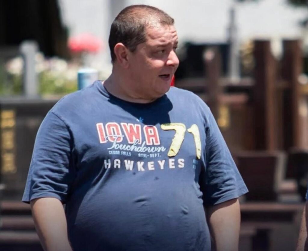 O empresário **Fábio Luís Lula da Silva**, conhecido como **Lulinha**, realizou uma viagem de luxo com sua família para a **Noruega** e a **Finlândia** em janeiro de 2025. O objetivo principal da viagem era apreciar a famosa **aurora boreal**, um fenômeno natural espetacular que atrai turistas de todo o mundo. Mas o que chamou a atenção foi o custo elevado da viagem, estimado em cerca de **R$ 300 mil por família**. Quem financiou essa experiência luxuosa? A viagem foi paga pela lobista **Roberta Luchsinger**, conhecida por suas conexões influentes e generosidade em bancar viagens de alto padrão. O roteiro incluiu hospedagens em locais de prestígio, como um hotel na **Lapônia finlandesa**, onde as diárias podem chegar a **R$ 37 mil por pessoa**. Mas por que alguém pagaria uma quantia tão alta por uma viagem? A **Lapônia finlandesa** é famosa por suas paisagens deslumbrantes e pela oportunidade de observar a aurora boreal em um ambiente de luxo e conforto. Os hotéis na região oferecem experiências exclusivas, como iglus de vidro para uma visão panorâmica do céu noturno, além de serviços personalizados que justificam o preço elevado. Mas qual é o papel de Roberta Luchsinger nessa história? Roberta Luchsinger é uma lobista conhecida por seu envolvimento em diversas atividades empresariais e políticas. Sua decisão de financiar a viagem de Lulinha levanta questões sobre suas motivações e interesses. Seria um gesto de amizade ou haveria interesses comerciais ou políticos por trás dessa generosidade? A relação entre Lulinha e Roberta Luchsinger não é um caso isolado. Em várias ocasiões, figuras públicas e empresários se envolvem em transações que misturam interesses pessoais e profissionais. Isso levanta questões sobre a transparência e a ética nessas relações. Como essas viagens de luxo são vistas pela opinião pública? A opinião pública tende a ser crítica em relação a viagens de luxo financiadas por terceiros, especialmente quando envolvem figuras públicas. A percepção de que recursos significativos estão sendo gastos em experiências pessoais pode gerar descontentamento, especialmente em contextos onde há preocupações com a desigualdade econômica e o uso de recursos públicos. Mas qual é o impacto disso na imagem de Lulinha? A imagem de Lulinha pode ser afetada por associações com viagens de luxo e financiadores influentes. Embora ele não ocupe um cargo público, sua ligação com figuras políticas e empresariais pode influenciar a percepção pública sobre sua integridade e prioridades. Como ele pode lidar com essa situação? Para mitigar possíveis impactos negativos, Lulinha poderia adotar uma postura transparente, explicando a natureza de suas relações e o contexto das viagens. A comunicação clara e aberta pode ajudar a esclarecer dúvidas e reduzir especulações. Em última análise, a forma como ele gerencia sua imagem pública pode influenciar sua reputação a longo prazo. Em resumo, a viagem de Lulinha à Finlândia, financiada por Roberta Luchsinger, destaca questões sobre luxo, financiamento e relações pessoais e profissionais. A atenção pública a esses eventos reflete preocupações mais amplas sobre transparência e ética nas interações entre figuras públicas e privadas.