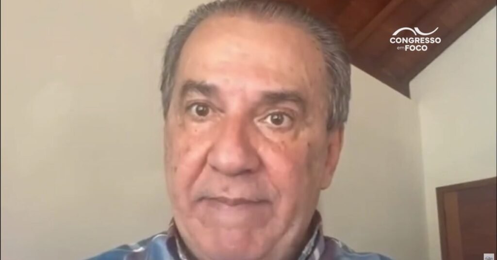 **Silas Malafaia e as Críticas aos Programas Sociais: Uma Análise das Declarações do Pastor** O pastor **Silas Malafaia**, líder da Assembleia de Deus Vitória em Cristo, recentemente se envolveu em uma polêmica ao criticar programas sociais e solicitar doações para a compra de um novo avião. Mas quais são os pontos centrais das críticas de Malafaia e como ele justifica suas ações? **Por que Silas Malafaia criticou os programas sociais?** Segundo a publicação, Malafaia argumenta que nenhuma nação prospera quando a força de trabalho é menor do que o número de pessoas beneficiadas por programas de governo. Ele sustenta que seu comentário possui embasamento sociológico e econômico, citando exemplos históricos como "o comunismo que faliu na União Soviética e está falindo em Cuba e na Coreia do Norte". Para Malafaia, o Estado busca colocar as pessoas "numa linha abaixo economicamente" para que se tornem dependentes de programas do governo. Ele acredita que existe uma elite política interessada em manter parte da população em condição de dependência econômica. **Qual é a visão de Malafaia sobre a dependência de benefícios governamentais?** O pastor defende que, em sua visão, algumas pessoas que teriam condições de trabalhar acabam sendo mantidas vinculadas a benefícios governamentais, o que ele considera uma "verdadeira compra de voto disfarçada". No entanto, Malafaia deixa claro que não está se referindo àqueles que de fato necessitam de assistência, mas sim aos casos em que o benefício seria usado como mecanismo de manipulação. **Como Malafaia responde às críticas sobre seu patrimônio pessoal e uso de recursos da igreja?** Malafaia foi acusado por um "pastor esquerdopata" de usar recursos da igreja para "comprar mansões e aviões". Em resposta, ele destacou sua trajetória como conferencista, afirmando que viveu 28 anos de ofertas voluntárias recebidas em ministrações e da venda de materiais próprios. Ele estima ter vendido mais de 10 milhões de livros e cerca de 4 milhões de palestras em DVD, destinando 90% dos recursos arrecadados à obra de evangelização. Os 10% restantes foram usados para sustentar sua família e comprar a casa onde vive. **Por que Malafaia pede doações para um novo avião?** O pastor justificou que seu avião atual é um instrumento de trabalho que já está velho. Ele disse orar para que Deus "abra porta e toque pessoas" a doarem para seu novo avião. Malafaia considera o avião uma ferramenta essencial para seu trabalho evangelístico, permitindo que ele alcance mais pessoas em suas missões. **Qual é a posição de Malafaia sobre o uso de ofertas e dízimos?** Malafaia chamou de "aberração teológica" a ideia de que o dinheiro arrecadado com ofertas e dízimos é para os fiéis. Segundo ele, o "pastor esquerdopata" que o confrontou com essa afirmação está "fazendo confusão". Para Malafaia, os recursos devem ser destinados à expansão do trabalho evangelístico e não divididos entre os membros da igreja. Em resumo, as declarações de Silas Malafaia geram debate sobre a eficácia dos programas sociais e o uso de recursos da igreja. Ele defende sua posição com base em argumentos econômicos e teológicos, enquanto busca justificar suas ações e patrimônio pessoal.