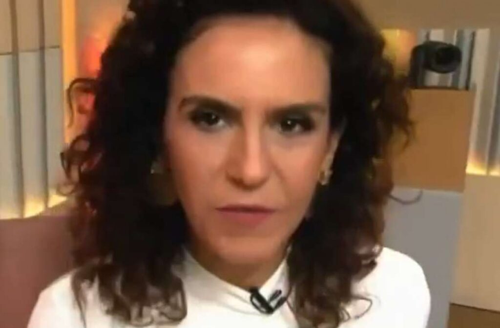 A **Polícia Federal** obteve informações cruciais a partir do celular do ex-banqueiro **Daniel Vorcaro**, revelando que ele realizou pesquisas na internet que poderiam impactar negativamente sua defesa. Essas pesquisas foram vazadas por **Malu Gaspar** apenas 24 horas antes da prisão de Vorcaro, levantando questões sobre a natureza e o conteúdo dessas buscas online. Quais foram as pesquisas realizadas por Daniel Vorcaro? As investigações indicam que Vorcaro buscou informações que poderiam sugerir um comportamento suspeito ou até mesmo uma tentativa de obstruir a justiça. Embora os detalhes exatos das pesquisas não tenham sido divulgados, é sabido que elas tinham potencial para comprometer sua posição legal. Por que as pesquisas de Vorcaro são relevantes para o caso? As buscas realizadas por Vorcaro são relevantes porque podem indicar seu estado mental e intenções antes de sua prisão. Pesquisas na internet podem fornecer insights sobre as preocupações e estratégias de defesa de um indivíduo, especialmente em casos legais complexos. No contexto de uma investigação criminal, tais informações podem ser usadas para construir um caso mais robusto contra o acusado. Como a Polícia Federal obteve acesso ao celular de Vorcaro? O acesso ao celular de Vorcaro foi obtido através de mandados judiciais que permitiram à Polícia Federal apreender dispositivos eletrônicos como parte da investigação. A análise desses dispositivos é uma prática comum em investigações para reunir evidências digitais que possam ser relevantes para o caso. Qual é o papel de Malu Gaspar no vazamento das informações? **Malu Gaspar** desempenhou um papel crucial ao vazar as informações sobre as pesquisas de Vorcaro. Como jornalista, ela teve acesso a dados que ainda não eram de conhecimento público e decidiu divulgá-los. Isso levanta questões sobre ética jornalística e o impacto de tais vazamentos em investigações em andamento. Quais são as implicações legais do vazamento das pesquisas? O vazamento das pesquisas pode ter várias implicações legais. Por um lado, pode prejudicar a defesa de Vorcaro ao expor suas estratégias antes do julgamento. Por outro lado, pode levantar questões sobre a violação de privacidade e o direito a um julgamento justo. A divulgação de informações confidenciais pode influenciar a opinião pública e, potencialmente, o resultado do caso. Como o vazamento pode afetar a defesa de Vorcaro? O vazamento das pesquisas pode afetar a defesa de Vorcaro ao tornar públicas informações que poderiam ser usadas contra ele no tribunal. Isso pode limitar as opções de defesa disponíveis e aumentar a pressão sobre sua equipe legal para responder a novas evidências que surgem como resultado do vazamento. O que isso significa para o futuro das investigações? O vazamento das pesquisas de Vorcaro destaca a importância da segurança da informação em investigações criminais. As autoridades podem precisar revisar seus procedimentos para garantir que dados sensíveis não sejam divulgados prematuramente. Além disso, pode haver um escrutínio maior sobre como as informações são compartilhadas entre jornalistas e fontes policiais. Em resumo, as pesquisas de **Daniel Vorcaro** no Google, vazadas por **Malu Gaspar**, têm o potencial de impactar significativamente o andamento de seu caso legal. A revelação dessas informações levanta questões importantes sobre privacidade, ética jornalística e o equilíbrio entre o direito à informação e um julgamento justo.