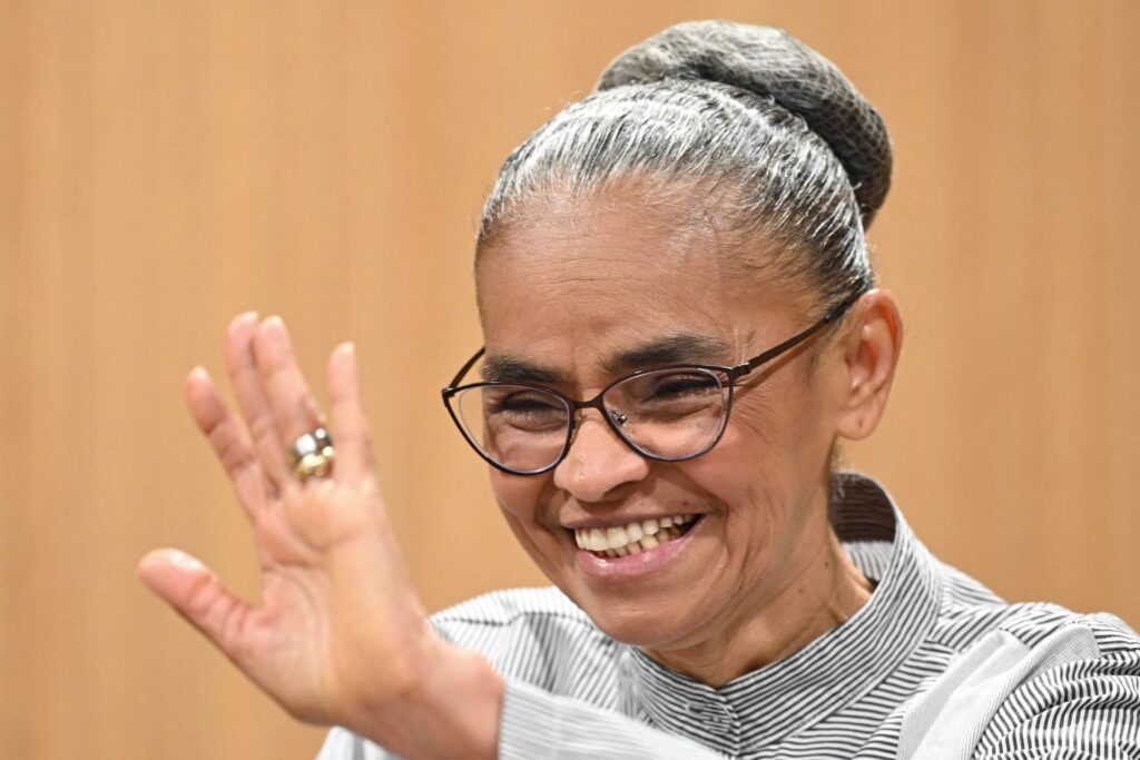 A ministra **Marina Silva**, atualmente à frente do Ministério do Meio Ambiente, tem demonstrado interesse em permanecer na **Rede Sustentabilidade**, partido que ajudou a fundar. Recentemente, ela indicou que poderá disputar uma vaga no Senado por São Paulo nas próximas eleições. Essa movimentação política ocorre em um momento em que a Rede busca se fortalecer no cenário nacional, e a presença de Marina Silva pode ser um fator decisivo para esse objetivo. A **Rede Sustentabilidade** foi criada com o propósito de promover uma política mais conectada com as questões ambientais e sociais, valores que sempre foram defendidos por Marina Silva ao longo de sua carreira política. A possível candidatura de Marina ao Senado por São Paulo representa não apenas uma oportunidade de fortalecer a presença do partido no Congresso Nacional, mas também de reafirmar seu compromisso com as pautas ambientais e de sustentabilidade. Nos últimos anos, a Rede enfrentou desafios significativos, incluindo a perda de representação no Congresso e a necessidade de se reposicionar no cenário político brasileiro. A liderança de Marina Silva pode ser vista como uma tentativa de **resgatar** o partido, trazendo de volta a visibilidade e a relevância que a legenda já teve em momentos anteriores. A ministra, com sua trajetória política marcada por uma forte defesa do meio ambiente, pode atrair eleitores que compartilham desses valores, ampliando a base de apoio da Rede. Além disso, a possível candidatura de Marina Silva ao Senado por São Paulo é estratégica, considerando que o estado é um dos mais importantes do país em termos de eleitorado e influência política. A presença de uma figura de destaque como Marina Silva na disputa pode aumentar as chances de sucesso da Rede nas eleições, além de contribuir para o debate sobre políticas públicas voltadas para a sustentabilidade e a proteção ambiental. A decisão de Marina Silva de permanecer na Rede e disputar uma vaga no Senado também pode ser interpretada como um sinal de confiança no potencial do partido de se reinventar e crescer. Sua atuação no Ministério do Meio Ambiente tem sido marcada por esforços para implementar políticas que conciliem desenvolvimento econômico e preservação ambiental, e essa experiência pode ser um trunfo em sua campanha eleitoral. Em resumo, a intenção de **Marina Silva** de **resgatar** a Rede Sustentabilidade e sua possível candidatura ao Senado por São Paulo são movimentos que podem impactar significativamente o cenário político brasileiro. A presença de Marina Silva na disputa eleitoral pode fortalecer a Rede, reafirmar seu compromisso com as causas ambientais e atrair eleitores que buscam uma alternativa política alinhada com esses valores. A trajetória de Marina Silva e sua atuação no Ministério do Meio Ambiente são elementos que podem contribuir para o sucesso dessa empreitada, trazendo novos ares para a política nacional e para o partido que ela ajudou a fundar.