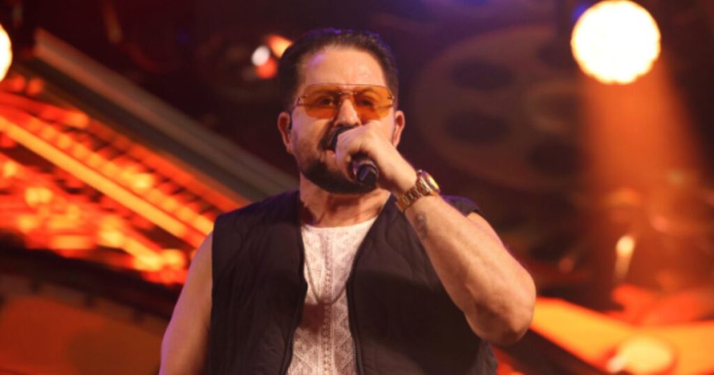 Durante uma apresentação em **Jurerê Internacional**, o cantor **Marrone** surpreendeu o público ao revelar que havia passado por uma cirurgia íntima. Segundo a publicação do ND Mais, o artista compartilhou que o procedimento foi realizado para tratar de uma condição de **hemorroida**. A revelação ocorreu de maneira descontraída, com Marrone fazendo piadas sobre o processo de recuperação, o que gerou risos e alívio entre os presentes. Essa atitude do cantor demonstrou não apenas sua transparência, mas também sua capacidade de lidar com situações pessoais de forma leve e bem-humorada. A cirurgia para tratamento de hemorroidas é um procedimento relativamente comum, mas que muitas vezes é cercado de tabus e desconforto para quem passa por ela. Segundo especialistas, as hemorroidas são veias dilatadas na região anal que podem causar dor, coceira e sangramento. O tratamento cirúrgico é indicado quando os sintomas são severos e não respondem a tratamentos menos invasivos. A escolha de Marrone em compartilhar essa experiência pessoal durante um show reflete uma tentativa de desmistificar o tema e mostrar que, mesmo figuras públicas, enfrentam problemas de saúde comuns. A reação do público à revelação de Marrone foi positiva, com muitos admirando sua coragem e sinceridade. Segundo o site ND Mais, a forma como o cantor abordou o assunto, com humor e naturalidade, contribuiu para criar um ambiente mais leve e descontraído durante a apresentação. Essa atitude pode servir de exemplo para outras pessoas que enfrentam situações semelhantes, mostrando que é possível tratar de questões de saúde com abertura e sem constrangimento. Marrone, ao fazer piada sobre sua recuperação, não apenas entreteve seu público, mas também promoveu uma reflexão sobre a importância de cuidar da saúde e de falar abertamente sobre temas que ainda são considerados delicados.