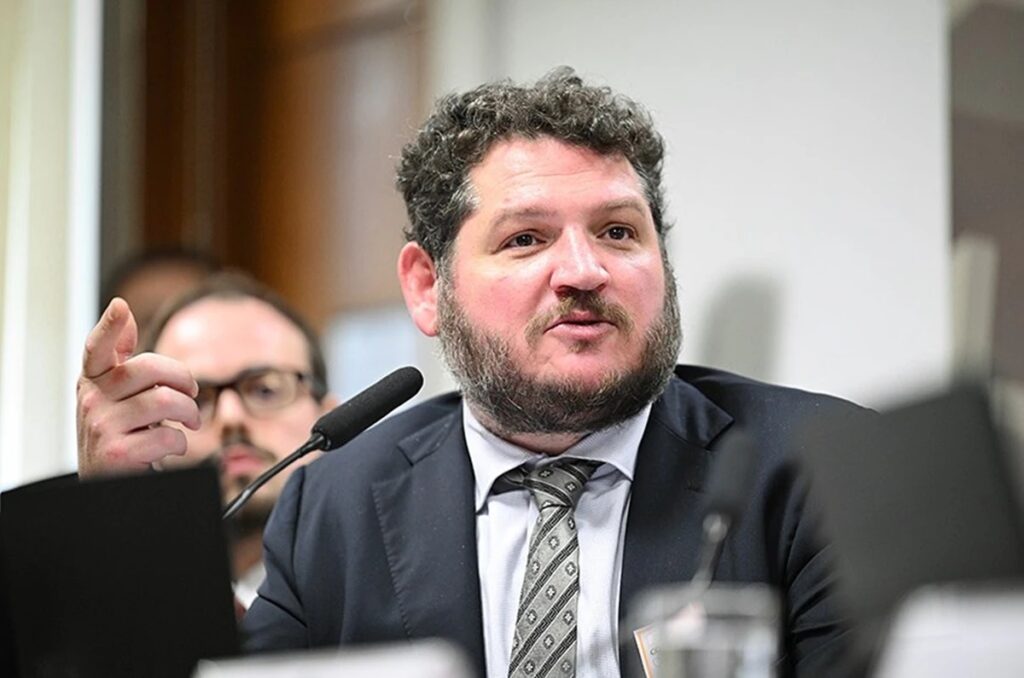 Na **CPI do Crime Organizado**, o fundador da Esh Capital, **Vladimir Timerman**, fez declarações impactantes sobre a estrutura de poder dentro do banco Master. Segundo Timerman, o empresário **Nelson Tanure** seria "uma das cabeças" por trás do banco, enquanto **Vorcaro** atuaria como um "pau mandado" de um dono oculto. Essas revelações trouxeram à tona questões sobre a verdadeira liderança e controle dentro da instituição financeira, levantando suspeitas sobre a transparência e a governança do banco. A afirmação de que Vorcaro não era o verdadeiro tomador de decisões sugere a existência de uma rede complexa de comando, onde as figuras públicas podem não ser as que realmente detêm o poder. O depoimento de Timerman na CPI destacou a influência de Nelson Tanure, um nome já conhecido no cenário empresarial brasileiro. Segundo a publicação, Tanure estaria envolvido nas decisões estratégicas do banco Master, mesmo sem aparecer oficialmente como parte da administração. Essa situação levanta preocupações sobre a **governança corporativa** e a possibilidade de práticas não transparentes dentro da instituição. A presença de um "dono oculto" pode indicar que as decisões são tomadas por indivíduos que não estão formalmente associados ao banco, o que pode comprometer a confiança dos investidores e clientes. As declarações feitas na CPI são um alerta para a necessidade de maior **transparência** e **responsabilidade** nas instituições financeiras. A revelação de que Vorcaro seria apenas um "pau mandado" sugere que a estrutura de poder no banco Master pode ser mais complexa do que aparenta. Segundo o site, essas informações são cruciais para entender como as decisões são realmente tomadas e quem são os verdadeiros responsáveis pelas ações do banco. A situação destaca a importância de investigações rigorosas e da implementação de práticas de governança que garantam que todos os envolvidos sejam devidamente responsabilizados por suas ações.