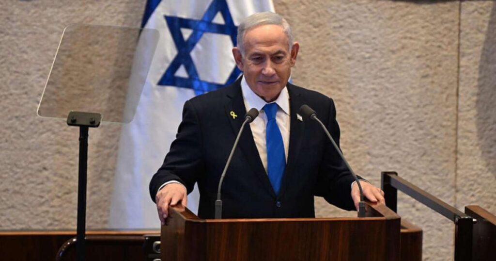 A **Guarda Revolucionária do Irã** emitiu uma ameaça direta ao primeiro-ministro de Israel, Benjamin **Netanyahu**, afirmando que pretendem "matá-lo com toda a força". Essa declaração foi feita após Netanyahu ter proferido comentários críticos em relação ao novo líder supremo do Irã. Segundo a publicação, a tensão entre os dois países tem se intensificado, com trocas de acusações e ameaças que refletem a complexa relação geopolítica na região do Oriente Médio. De acordo com o site, a resposta da Guarda Revolucionária é uma reação às declarações de Netanyahu, que foram vistas como provocativas e ofensivas pelo governo iraniano. A Guarda Revolucionária, uma força militar poderosa e influente dentro do Irã, frequentemente se posiciona de forma agressiva em relação a Israel, que considera um inimigo histórico. A retórica belicosa entre os dois países não é novidade, mas a intensidade das ameaças recentes destaca a fragilidade das relações diplomáticas e o potencial para escaladas militares. Além disso, a situação é agravada pelo contexto político interno de ambos os países. No Irã, a ascensão de um novo líder supremo pode estar levando a uma postura mais assertiva no cenário internacional, enquanto em Israel, Netanyahu enfrenta desafios políticos que podem influenciar suas declarações e ações. Segundo o site, essa dinâmica complexa contribui para um ambiente de incerteza e tensão, onde qualquer declaração ou ação pode ter consequências significativas para a estabilidade regional.