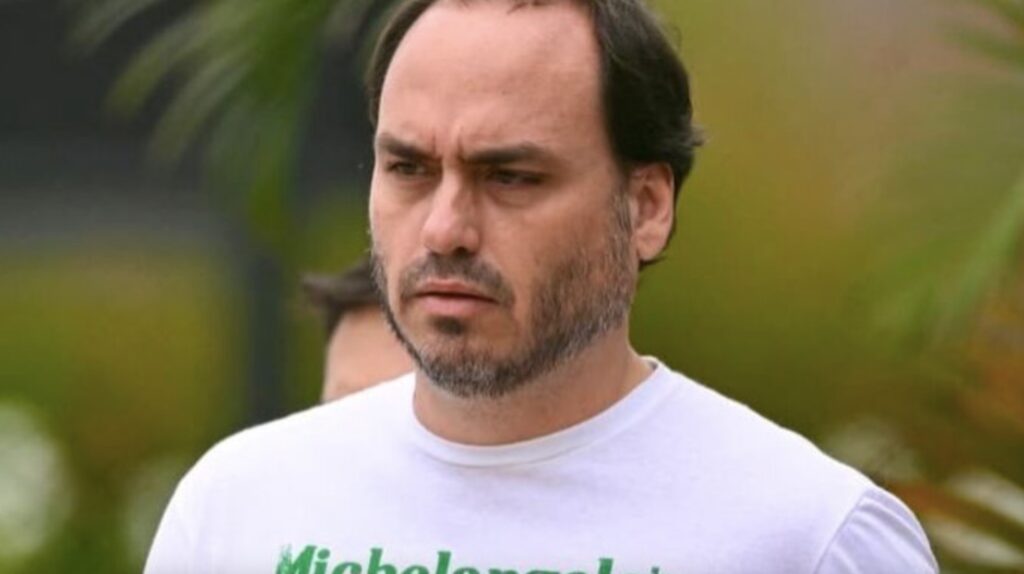 O ex-vereador **Carlos Bolsonaro** (PL) compartilhou um relato preocupante sobre o estado de saúde de seu pai, o ex-presidente **Jair Bolsonaro** (PL). Durante uma visita ao Hospital DF Star, em Brasília, Carlos encontrou Bolsonaro "apagado na cadeira, com a cabeça baixa e soluçando enquanto dormia". Este episódio ocorreu na quinta-feira, 19, enquanto o ex-presidente estava em tratamento por uma **broncopneumonia bilateral**. A descrição do momento foi divulgada por Carlos em uma postagem na rede social X, onde ele expressou a intensidade emocional do dia, descrevendo-o como "um dos dias mais..." segundo a publicação do site O Antagonista. A **broncopneumonia bilateral** é uma condição médica séria que afeta ambos os pulmões, causando inflamação e acúmulo de líquido nos alvéolos. Este quadro pode levar a dificuldades respiratórias significativas e requer atenção médica imediata. No caso de Jair Bolsonaro, a hospitalização no DF Star indica que ele está recebendo cuidados especializados para tratar a infecção e aliviar os sintomas associados. Segundo especialistas, o tratamento pode incluir o uso de antibióticos, oxigenoterapia e, em casos mais graves, ventilação mecânica para garantir a oxigenação adequada do paciente. O relato de Carlos Bolsonaro destaca a preocupação da família e dos apoiadores com a saúde do ex-presidente. A imagem de Bolsonaro "apagado na cadeira" sugere um estado de exaustão e vulnerabilidade, que contrasta com a figura pública enérgica e combativa pela qual ele é conhecido. Este episódio ressalta a importância de monitorar de perto a evolução do quadro clínico de Bolsonaro e de garantir que ele receba todo o suporte necessário durante sua recuperação. Enquanto isso, a situação continua a ser acompanhada de perto por seus familiares e pela equipe médica responsável, conforme relatado pelo site O Antagonista.