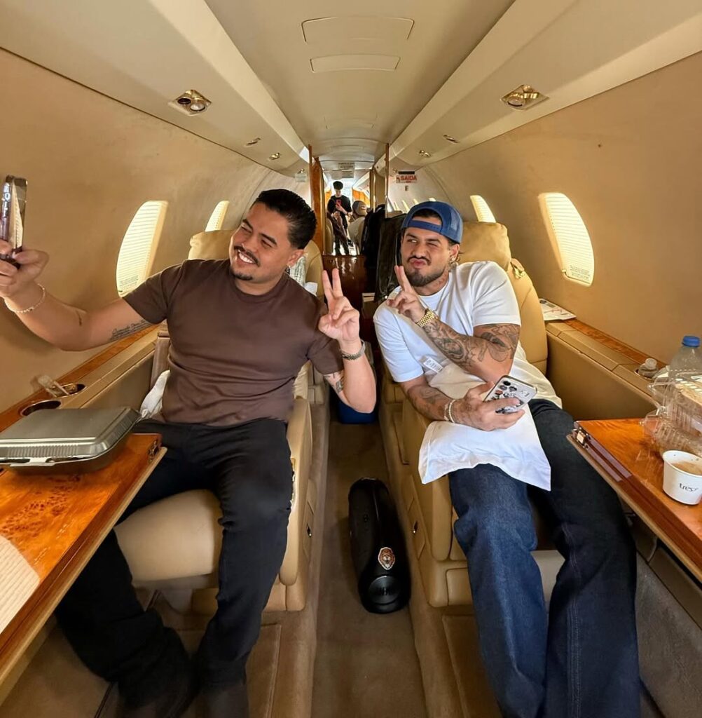 João Victor Cocá, conhecido por ser o **melhor amigo** do cantor Zé Felipe e padrinho de Maria Alice, filha do artista com a influenciadora Virginia Fonseca, expressou sua insatisfação com a convocação da **Seleção Brasileira** de futebol que inclui o jogador **Vini Jr.**. Segundo a publicação, Cocá afirmou que, com essa escolha, "o futebol acabou", destacando seu descontentamento com as decisões recentes no cenário esportivo nacional. A crítica de Cocá reflete uma insatisfação que pode estar presente em parte dos torcedores, que esperam por mudanças ou melhorias na seleção. A convocação de Vini Jr. para a seleção tem gerado debates entre os fãs de futebol. Enquanto muitos celebram a presença do jogador, que tem se destacado em competições internacionais, outros, como Cocá, questionam as escolhas feitas pela comissão técnica. Segundo o site, a opinião de Cocá pode ser vista como um reflexo das expectativas dos torcedores que desejam ver um desempenho mais consistente e vitorioso da seleção em competições futuras. A presença de Vini Jr., um jogador jovem e talentoso, é vista por alguns como uma aposta no futuro, enquanto outros esperam por resultados imediatos. O descontentamento de João Victor Cocá também pode ser interpretado como parte de uma discussão mais ampla sobre a gestão do futebol brasileiro. A seleção, que já foi referência mundial, enfrenta desafios para manter sua posição de destaque. Segundo a publicação, críticas como a de Cocá são comuns em momentos de transição ou quando os resultados não correspondem às expectativas dos torcedores. A convocação de jogadores como Vini Jr. é uma tentativa de renovar a equipe, mas também levanta questões sobre a estratégia adotada pela comissão técnica e a direção da Confederação Brasileira de Futebol.