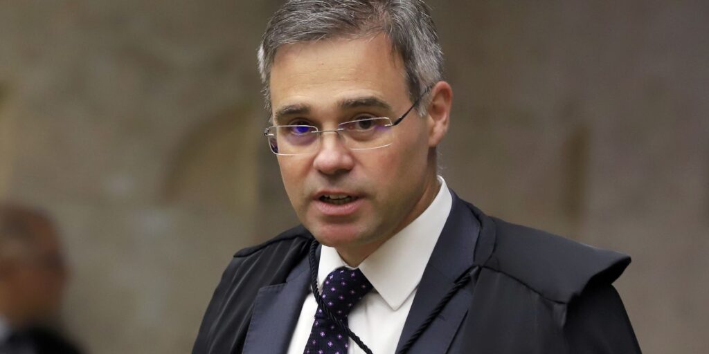 O ministro do Supremo Tribunal Federal (STF), **André Mendonça**, tomou uma decisão significativa ao acatar um recurso que ordena ao senador **Davi Alcolumbre** a prorrogação da Comissão Parlamentar Mista de Inquérito (CPMI) do Instituto Nacional do Seguro Social (**INSS**). Essa decisão surge em resposta a um recurso apresentado pelo presidente da comissão, **Carlos Viana**, que apontou uma omissão por parte de Alcolumbre e da Mesa Diretora do Senado ao não receberem formalmente o pedido de prorrogação da CPMI. Mas o que levou a essa situação? A CPMI do INSS foi criada com o objetivo de investigar irregularidades e problemas no funcionamento do sistema previdenciário brasileiro. A comissão tem a responsabilidade de analisar questões como fraudes, atrasos nos pagamentos de benefícios e a eficiência dos serviços prestados pelo INSS. No entanto, o trabalho da comissão estava prestes a ser encerrado, e seus membros consideraram necessário mais tempo para concluir as investigações de forma adequada. Por que Carlos Viana recorreu ao STF? Carlos Viana, presidente da CPMI, argumentou que houve uma **omissão** por parte de Davi Alcolumbre e da Mesa Diretora do Senado ao não aceitarem o pedido de prorrogação da comissão. Segundo Viana, essa omissão poderia comprometer o andamento das investigações e impedir que a comissão cumprisse seu papel de forma eficaz. Diante dessa situação, Viana decidiu recorrer ao STF para garantir que a CPMI tivesse o tempo necessário para concluir seus trabalhos. Qual foi a decisão de André Mendonça? O ministro André Mendonça, ao analisar o recurso, decidiu a favor da prorrogação da CPMI do INSS. Mendonça entendeu que a continuidade dos trabalhos da comissão é essencial para garantir a transparência e a eficácia das investigações em curso. Com essa decisão, Alcolumbre foi ordenado a aceitar o pedido de prorrogação, permitindo que a CPMI continue suas atividades por um período adicional. Quais são as implicações dessa decisão? A decisão de Mendonça tem várias implicações importantes. Em primeiro lugar, ela garante que a CPMI do INSS tenha tempo suficiente para concluir suas investigações e apresentar um relatório final abrangente. Além disso, a decisão reforça a importância do papel do STF em assegurar que os procedimentos legislativos sejam seguidos corretamente e que as comissões parlamentares possam desempenhar suas funções sem interferências indevidas. O que esperar daqui para frente? Com a prorrogação da CPMI do INSS, espera-se que a comissão continue a investigar as irregularidades no sistema previdenciário brasileiro e proponha soluções para melhorar a eficiência e a transparência do INSS. A decisão de Mendonça também pode servir como um precedente importante para futuras comissões parlamentares que enfrentem desafios semelhantes em relação à prorrogação de seus trabalhos. Em resumo, a decisão do ministro André Mendonça de acatar o recurso e ordenar a prorrogação da CPMI do INSS destaca a importância da continuidade das investigações parlamentares e do papel do STF em garantir o cumprimento dos procedimentos legislativos. A prorrogação da comissão permitirá que os membros da CPMI concluam suas investigações e apresentem recomendações para melhorar o funcionamento do INSS, beneficiando assim milhões de brasileiros que dependem dos serviços previdenciários.