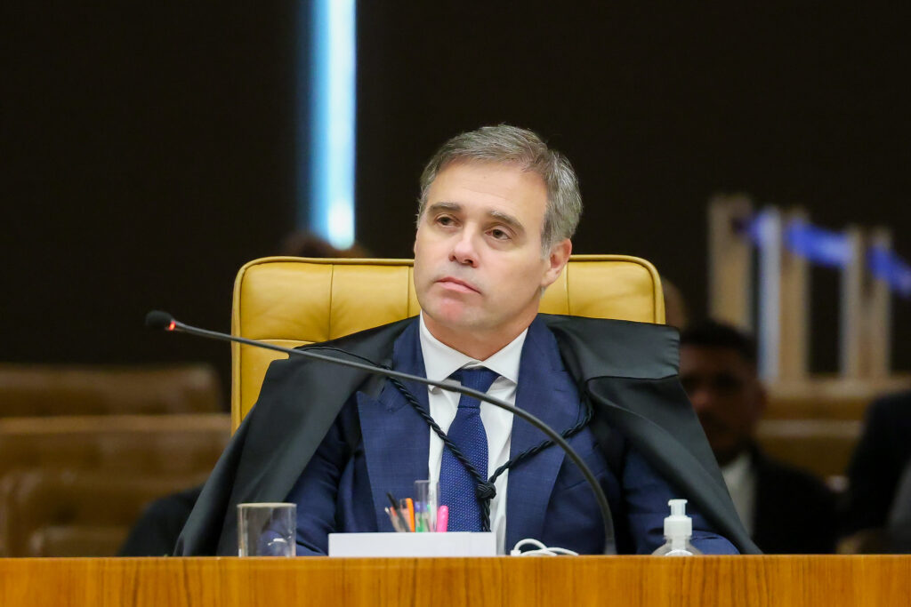 Em um contexto de **crise de credibilidade** no cenário jurídico brasileiro, o ministro André Mendonça foi aplaudido por advogados ao afirmar que não deseja ser "salvador de nada". Essa declaração foi feita durante um evento, onde Mendonça destacou a importância de uma atuação coletiva e responsável no sistema judiciário. Segundo a publicação da Gazeta do Povo, a fala do ministro ocorre em um momento delicado, marcado pelo envolvimento de ministros com o empresário Daniel Vorcaro, o que tem gerado questionamentos sobre a integridade e a imparcialidade das decisões judiciais. A crise mencionada tem suas raízes em alegações de que alguns ministros estariam envolvidos em atividades que comprometem a confiança pública. O nome de Daniel Vorcaro surge como um ponto central nessas discussões, levantando dúvidas sobre a influência de interesses externos nas decisões do judiciário. Nesse cenário, a postura de Mendonça, ao recusar o papel de "salvador", é vista como um chamado à responsabilidade coletiva dos operadores do direito. Segundo o site, essa atitude foi bem recebida pela classe de advogados, que aplaudiu a declaração como um sinal de compromisso com a ética e a transparência. O impacto das palavras de Mendonça reflete um desejo por mudanças estruturais no sistema jurídico, onde a confiança pública precisa ser restaurada. A crise de credibilidade não apenas afeta a percepção do judiciário, mas também a eficácia das suas decisões. Segundo a Gazeta do Povo, a reação positiva dos advogados à fala de Mendonça indica um reconhecimento da necessidade de reformas e de uma postura mais íntegra por parte dos ministros. Em um momento em que a justiça é questionada, a busca por soluções coletivas e a reafirmação de valores éticos são fundamentais para fortalecer a democracia e garantir que o sistema judiciário atue de forma justa e imparcial.