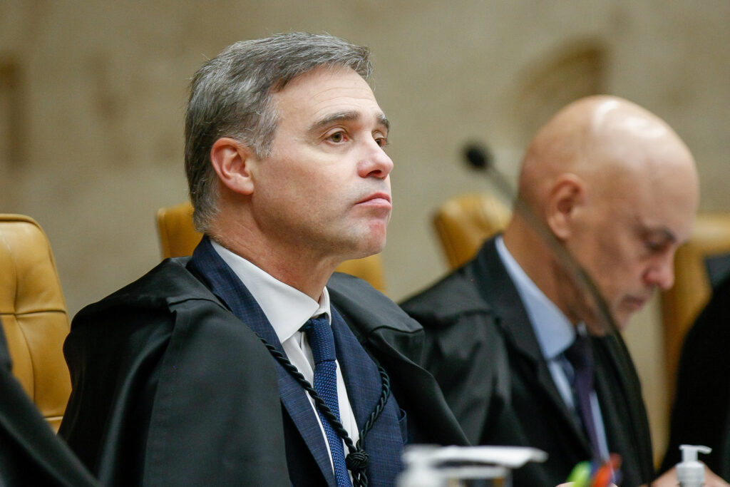 O ministro **André Mendonça** autorizou o leilão de bens apreendidos durante a investigação das fraudes no **INSS**. Essa decisão visa não apenas a **restituição aos cofres públicos**, mas também a **preservação do patrimônio** dos investigados. A medida é considerada essencial para garantir que os valores desviados sejam recuperados e que os bens não sofram depreciação ao longo do tempo. A operação que investiga as fraudes no INSS revelou um esquema complexo que envolvia a concessão indevida de benefícios, causando um impacto significativo nas finanças públicas. Com a autorização do leilão, espera-se que parte dos recursos desviados possa ser recuperada de forma mais ágil, contribuindo para minimizar os prejuízos causados ao erário. O leilão antecipado dos bens é uma estratégia que busca evitar a deterioração dos ativos apreendidos. Muitas vezes, durante longos processos judiciais, os bens podem perder valor, seja por desgaste natural ou por desvalorização de mercado. Ao leiloar esses bens de forma antecipada, o governo assegura que eles sejam convertidos em recursos financeiros enquanto ainda possuem valor significativo. Além disso, a decisão de Mendonça leva em consideração a situação dos investigados. Ao preservar o patrimônio, o leilão evita que os bens fiquem parados e se desvalorizem, o que poderia resultar em perdas irreparáveis para os envolvidos, caso sejam inocentados no futuro. Essa abordagem equilibra a necessidade de ressarcir os cofres públicos com a proteção dos direitos dos investigados. A operação de fraudes no INSS é um exemplo de como esquemas criminosos podem impactar negativamente a administração pública e a sociedade como um todo. O desvio de recursos destinados a benefícios sociais compromete a capacidade do Estado de atender às necessidades da população, especialmente dos mais vulneráveis. Por isso, ações como o leilão de bens apreendidos são fundamentais para combater a corrupção e garantir que os recursos públicos sejam utilizados de forma adequada. A decisão de leiloar os bens também envia uma mensagem clara sobre a seriedade com que o governo trata casos de corrupção. Ao agir de forma rápida e eficiente, as autoridades demonstram seu compromisso com a transparência e a justiça, reforçando a confiança da população nas instituições públicas. Em resumo, a autorização do leilão de bens apreendidos na investigação das fraudes no INSS é uma medida estratégica que visa a recuperação de recursos públicos e a preservação do patrimônio dos investigados. Essa ação reflete o compromisso do governo em combater a corrupção e proteger os interesses da sociedade, garantindo que os recursos públicos sejam utilizados de maneira justa e eficiente.