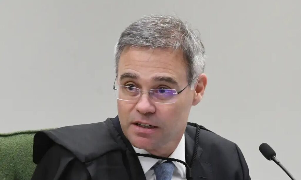 O ministro **André Mendonça**, do Supremo Tribunal Federal (STF), autorizou o leilão de dez carros e motos de luxo que foram apreendidos durante a **Operação Sem Desconto**. Esta operação investiga descontos ilegais em aposentadorias e pensões do Instituto Nacional do Seguro Social (**INSS**). A decisão do ministro visa dar prosseguimento às investigações e garantir que os bens adquiridos de forma ilícita sejam revertidos para ressarcir os cofres públicos. A maior parte dos veículos pertence aos investigados **Antônio Carlos Camilo Antunes**, conhecido como **Careca do INSS**, e **Maurício Camisotti**, além de empresas associadas a eles, conforme relatado pela publicação. A **Operação Sem Desconto** tem como objetivo desmantelar um esquema que causou prejuízos significativos ao INSS, envolvendo a concessão de descontos ilegais em benefícios previdenciários. Segundo a publicação, os investigados utilizavam de sua influência e conhecimento do sistema para fraudar o INSS, obtendo vantagens financeiras indevidas. Os veículos apreendidos, que agora serão leiloados, representam apenas uma parte dos bens adquiridos através dessas práticas ilícitas. A autorização do leilão por parte do ministro Mendonça é um passo importante para a recuperação dos valores desviados e para a responsabilização dos envolvidos. A decisão de leiloar os bens apreendidos reflete o compromisso das autoridades em combater a corrupção e garantir a integridade do sistema previdenciário brasileiro. Segundo o site, a venda dos carros e motos de luxo permitirá que os recursos sejam reinvestidos em áreas que beneficiem a sociedade, além de servir como um alerta para aqueles que tentam burlar o sistema. A ação do STF, sob a liderança do ministro Mendonça, reforça a importância de medidas firmes e eficazes no combate a fraudes e na proteção dos direitos dos aposentados e pensionistas do INSS.