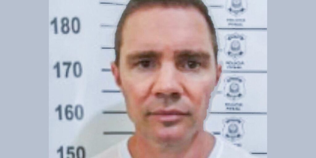 O ministro **Mendonça** autorizou a transferência de **Vorcaro** para a superintendência da **Polícia Federal (PF)**, uma decisão que ocorre em um momento crítico, marcado pela expectativa de uma possível **delação premiada** do banqueiro. Segundo a publicação da Agência Brasil, essa medida pode ser um passo estratégico nas investigações em curso, que buscam elucidar questões financeiras complexas e potencialmente ilícitas. A transferência de Vorcaro para a superintendência da PF sugere uma intensificação dos esforços para garantir que as investigações sejam conduzidas de maneira mais eficaz e com acesso direto a recursos e informações cruciais. A expectativa em torno da delação premiada de Vorcaro é significativa, pois pode revelar informações valiosas sobre esquemas financeiros e operações bancárias que estão sob escrutínio. Segundo o site da Agência Brasil, a delação premiada é uma ferramenta legal que permite a redução de penas em troca de informações que ajudem a esclarecer crimes e identificar outros envolvidos. No contexto atual, a colaboração de Vorcaro com as autoridades pode desempenhar um papel fundamental na desarticulação de redes criminosas e na recuperação de ativos desviados. A transferência para a superintendência da PF pode facilitar esse processo, proporcionando um ambiente mais seguro e controlado para que Vorcaro colabore com as investigações. Além disso, a decisão de Mendonça reflete uma abordagem proativa das autoridades em relação ao combate à corrupção e à lavagem de dinheiro. A superintendência da PF é equipada com recursos avançados e pessoal especializado, o que pode acelerar o andamento das investigações. Segundo a publicação, essa movimentação também pode ser vista como uma mensagem clara de que o sistema judiciário está comprometido em lidar com crimes financeiros de maneira rigorosa e transparente. A transferência de Vorcaro, portanto, não é apenas uma questão administrativa, mas um passo estratégico em um caso que pode ter implicações significativas para o setor bancário e para a justiça no país.