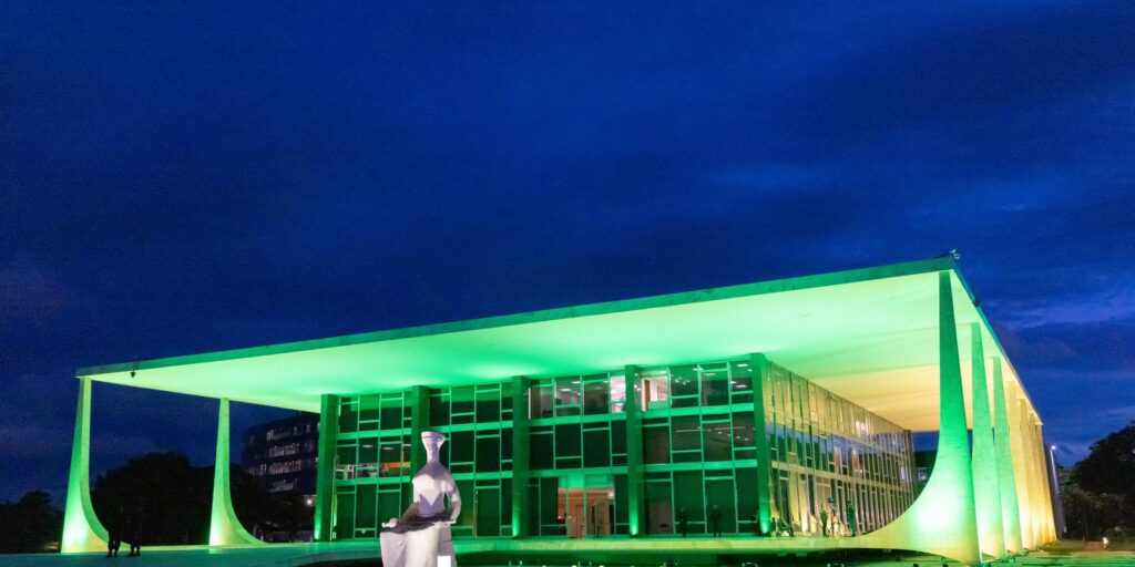 A **Comissão Parlamentar Mista de Inquérito (CPMI) do INSS** é um instrumento importante no cenário político brasileiro, criado para investigar questões relacionadas ao Instituto Nacional do Seguro Social. Recentemente, uma decisão relevante foi tomada pelo ministro **André Mendonça**, que enviou ao plenário do Supremo Tribunal Federal (STF) uma determinação para que o presidente do Senado, **Davi Alcolumbre**, proceda com a leitura do requerimento de prorrogação dos trabalhos da CPMI. Mas o que isso significa na prática? A **prorrogação da CPMI** é um passo crucial para garantir que as investigações em curso possam ser concluídas de maneira abrangente e eficaz. A CPMI é responsável por investigar irregularidades e propor soluções para melhorar a gestão e a transparência do INSS. A decisão de Mendonça visa assegurar que o tempo necessário seja concedido para que a comissão possa cumprir seu papel de forma adequada. Por que a leitura do requerimento de prorrogação é importante? A leitura formal do requerimento no Senado é um procedimento essencial para oficializar a prorrogação dos trabalhos da CPMI. Sem essa leitura, a prorrogação não pode ser efetivada, o que poderia comprometer o andamento das investigações. A intervenção de Mendonça busca garantir que o processo legislativo seja seguido corretamente, respeitando o direito da comissão de continuar suas atividades investigativas. Qual é o papel do presidente do Senado, **Davi Alcolumbre**, nesse contexto? Como presidente do Senado, Alcolumbre tem a responsabilidade de conduzir os procedimentos legislativos, incluindo a leitura de requerimentos como o de prorrogação da CPMI. A decisão de Mendonça enfatiza a importância de que Alcolumbre cumpra com essa obrigação, permitindo que a CPMI tenha o tempo necessário para concluir suas investigações. O que está em jogo com a prorrogação da CPMI do INSS? A continuidade dos trabalhos da CPMI é fundamental para que se possa investigar a fundo as questões relacionadas ao INSS, que impactam diretamente milhões de brasileiros que dependem dos serviços previdenciários. A prorrogação permite que a comissão tenha mais tempo para coletar informações, ouvir depoimentos e analisar dados, o que é essencial para a elaboração de um relatório final que possa contribuir para melhorias no sistema previdenciário. Como a decisão de Mendonça afeta o andamento das investigações? Ao enviar a decisão ao plenário do STF, Mendonça busca garantir que o processo de prorrogação seja respeitado, evitando atrasos que poderiam prejudicar o trabalho da CPMI. Essa ação demonstra a importância de que as instituições trabalhem em conjunto para assegurar que as investigações sejam conduzidas de maneira eficiente e transparente. Em resumo, a decisão de André Mendonça de enviar ao plenário do STF a determinação para que Davi Alcolumbre leia o requerimento de prorrogação dos trabalhos da CPMI do INSS é um passo importante para garantir que as investigações possam continuar sem interrupções. A prorrogação é essencial para que a comissão possa cumprir seu papel de investigar e propor melhorias para o INSS, beneficiando assim a população brasileira que depende dos serviços previdenciários.