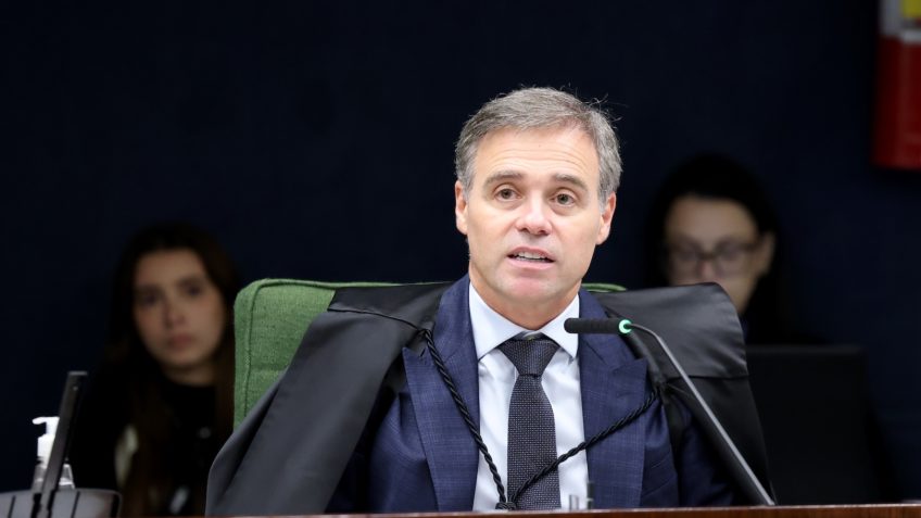 O ministro do Supremo Tribunal Federal (STF), André **Mendonça**, determinou que a Polícia Federal (PF) retire dados privados de **Rodrigo Vorcaro**, fundador do Master, da Comissão Parlamentar de Inquérito (CPI) do INSS. Essa decisão foi tomada com o objetivo de proteger o sigilo das relações pessoais de Vorcaro, após a ocorrência de vazamentos de informações sensíveis. Segundo a publicação do Poder360, a medida visa garantir a privacidade e a segurança dos dados pessoais de Vorcaro, que estavam sendo analisados no contexto das investigações da CPI. A decisão de Mendonça destaca a importância de proteger informações pessoais em investigações públicas, especialmente quando há risco de vazamento. No caso de Vorcaro, os dados em questão estavam relacionados a suas relações pessoais, o que, segundo o site, justificou a intervenção do STF para evitar danos à sua privacidade. A retirada dos dados pela PF é uma ação preventiva para assegurar que informações confidenciais não sejam expostas indevidamente, o que poderia comprometer não apenas a privacidade de Vorcaro, mas também a integridade das investigações em curso. Além disso, a decisão do ministro Mendonça reflete uma preocupação crescente com a proteção de dados pessoais em processos judiciais e investigações parlamentares. Segundo a publicação, a medida ressalta a necessidade de um equilíbrio entre a transparência das investigações e a proteção dos direitos individuais. A ação do STF, ao ordenar a retirada dos dados, busca estabelecer um precedente para futuras situações em que a privacidade de indivíduos possa estar em risco durante investigações públicas, garantindo que os direitos fundamentais sejam respeitados e que a justiça seja feita de maneira justa e equilibrada.