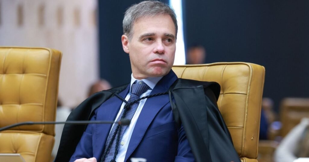 **Mendonça e a Delação de Vorcaro: O Que Está em Jogo?** A possível **delação premiada de Daniel Vorcaro**, proprietário do Banco Master, tem gerado grande expectativa no cenário político brasileiro. Mas qual é o papel do ministro **André Mendonça** nesse processo? Segundo a publicação da CNN Brasil, o jurista Wálter Maierovitch esclareceu que Mendonça, relator do caso no **Supremo Tribunal Federal (STF)**, não irá avaliar o mérito do conteúdo do depoimento de Vorcaro. Mas o que isso significa na prática? ### O que é uma delação premiada? A **delação premiada** é um acordo legal em que um acusado colabora com a Justiça, fornecendo informações relevantes sobre crimes, em troca de benefícios, como a redução de pena. No caso de Vorcaro, há especulações de que suas revelações possam envolver políticos e até ministros do STF. No entanto, Maierovitch enfatiza que a homologação de uma delação é um procedimento formal. Isso significa que o ministro Mendonça verificará apenas se as partes estão bem representadas, se o objeto do acordo é lícito e se a forma está prevista em lei. ### Qual é o papel de André Mendonça? De acordo com Maierovitch, a atuação de Mendonça será limitada à verificação de aspectos formais do acordo de delação. Ele não analisará o mérito ou o conteúdo das informações fornecidas por Vorcaro. "Só isso é uma atuação de homologação sem ingresso no mérito, no conteúdo da delação", afirmou o jurista. Portanto, aqueles que esperam uma análise aprofundada por parte de Mendonça devem "tirar o cavalo da chuva", como destacou Maierovitch. ### E quanto à CPI no Senado? Além do caso de Vorcaro, há outro tema em discussão no STF: a votação sobre a **Comissão Parlamentar de Inquérito (CPI)** a ser realizada no Senado. Maierovitch explicou que existem duas teses jurídicas em confronto. A primeira defende que a questão é interna do Senado e que o Judiciário não deve interferir. A segunda, apoiada por Mendonça, argumenta que a CPI é um instrumento de defesa das minorias e que cabe intervenção judicial em casos de arbitrariedade ou abuso. ### O STF está priorizando decisões políticas? Maierovitch expressou preocupação com o que vê como uma tendência do STF de priorizar decisões políticas em detrimento de aspectos técnicos. Ele afirmou que "o Supremo está deixando o técnico pelo político". Essa observação levanta questões sobre o papel do STF na política brasileira e como suas decisões podem influenciar o cenário político. ### Conclusão Em resumo, o papel de André Mendonça no caso da delação de Vorcaro é estritamente formal, focado na homologação do acordo sem análise do mérito. Além disso, a discussão sobre a CPI no Senado destaca o debate sobre a intervenção do Judiciário em questões legislativas. As observações de Maierovitch sobre a atuação do STF refletem uma preocupação com a possível politização das decisões judiciais. Esses temas são cruciais para entender o atual momento político e jurídico do Brasil.