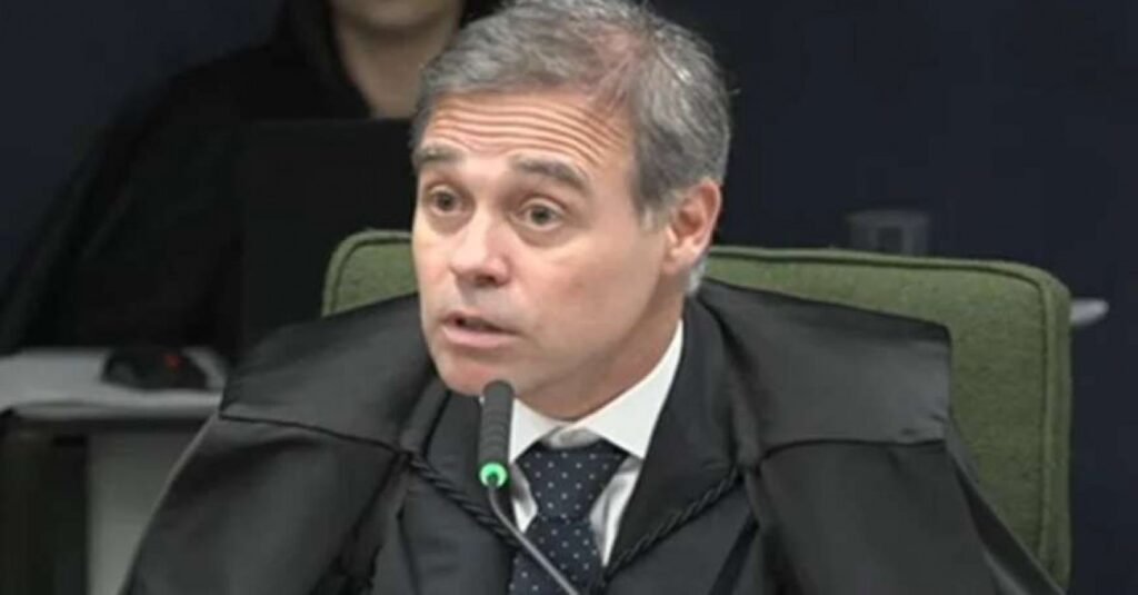 A **Polícia Judicial do Supremo Tribunal Federal** está avaliando a possibilidade de reforçar a proteção ao ministro **André Mendonça**. Essa análise surge em resposta a potenciais ameaças que o ministro pode estar enfrentando, conforme relatado pelo Jornal da Cidade Online. A proposta em estudo visa ampliar o esquema de segurança atualmente em vigor, garantindo assim uma proteção mais robusta e eficaz para Mendonça. Este movimento reflete a crescente preocupação com a segurança de figuras públicas em posições de destaque no cenário jurídico brasileiro. Segundo a publicação, a necessidade de reforçar a segurança do ministro Mendonça se deve a riscos que, embora não especificados, são considerados sérios o suficiente para justificar uma revisão das medidas de proteção. A Polícia Judicial, responsável pela segurança dos ministros do Supremo, está considerando diversas estratégias para assegurar que Mendonça possa desempenhar suas funções sem preocupações adicionais. A ampliação do esquema de segurança pode incluir o aumento do número de agentes designados para sua proteção, bem como a implementação de tecnologias avançadas de vigilância e monitoramento. A decisão de reforçar a segurança de Mendonça não é isolada, mas parte de um contexto mais amplo de proteção a autoridades do Judiciário. Segundo o site, essa medida reflete uma tendência de maior atenção à segurança de ministros do Supremo, que frequentemente lidam com casos de grande repercussão e, por isso, podem se tornar alvos de ameaças. A proteção eficaz dessas autoridades é essencial para garantir a independência e a integridade do sistema judiciário, permitindo que os ministros exerçam suas funções sem intimidações ou pressões externas.