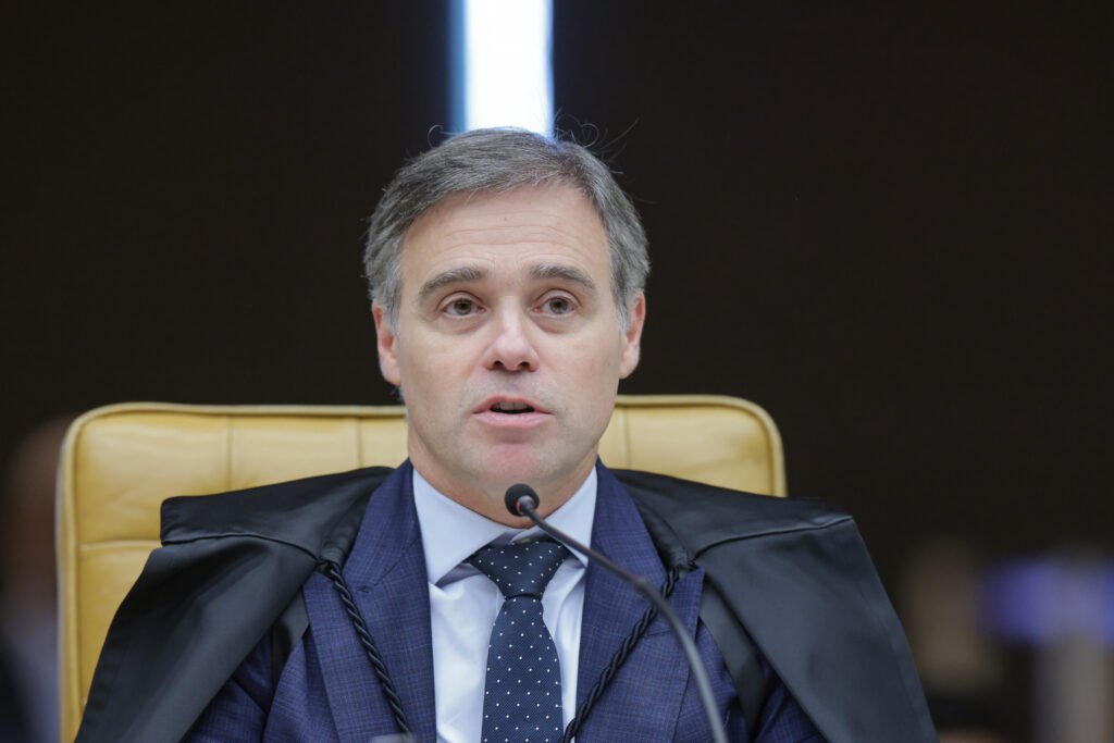 Quem é o relator do pedido do PT por prisão domiciliar humanitária? O ministro André Mendonça, do STF, foi sorteado como relator do habeas corpus coletivo movido por parlamentares do PT. O pedido visa a concessão de prisão domiciliar a presos idosos ou com doenças graves. Qual é o objetivo do habeas corpus coletivo movido pelo PT? O objetivo é garantir prisão domiciliar humanitária a todos os presos com mais de 70 anos ou com doenças graves, sem prazo definido, abrangendo todos os tribunais e penitenciárias do país. O pedido menciona diretamente o ex-presidente Jair Bolsonaro? Não, o pedido não cita diretamente Bolsonaro, mas menciona que a discussão sobre prisão domiciliar humanitária foi reavivada por uma "pessoa de alta visibilidade política" acima de 70 anos. Qual é a diferença entre o pedido do PT e a decisão de Alexandre de Moraes sobre Bolsonaro? O pedido do PT é por prisão domiciliar sem prazo definido, enquanto Alexandre de Moraes concedeu a Bolsonaro 90 dias em casa, com reavaliação ao final do período. Por que Bolsonaro pode ter seu retorno à prisão atrasado? Bolsonaro passará por uma cirurgia no ombro direito para tratar uma lesão possivelmente causada por uma queda na cela, o que pode atrasar seu retorno à prisão. Quem protocolou o habeas corpus coletivo? Os deputados federais petistas Rui Falcão, Lindbergh Farias, Pedro Uczai e Reimont protocolaram o habeas corpus coletivo. O pedido do PT restringe-se a crimes específicos? Não, o pedido não restringe a crimes específicos, podendo beneficiar condenados por diversos delitos, como estupro, tráfico de drogas e organização criminosa. Qual é a crítica dos deputados ao sistema judiciário brasileiro? Os deputados criticam que habeas corpus isolados não resolvem o "padrão decisório" do Judiciário e não alteram a "lógica que naturaliza a manutenção da custódia sem prova de suficiência terapêutica". O que o PT espera que o Supremo faça? O PT espera que o Supremo "fixe o parâmetro constitucional correto" para lidar com presos idosos ou doentes, garantindo direitos humanos e dignidade. O que são processos estruturais no contexto do STF? Processos estruturais são ações em que o STF decide sobre temas amplos, determinando medidas a todo o país em áreas específicas, como o sistema prisional. Qual é o estado do sistema prisional brasileiro segundo o PT? O PT destaca a Arguição de Descumprimento de Preceito Fundamental nº 347, que declarou um "estado de coisas inconstitucional" no sistema prisional, exigindo reformas. O que é o plano Pena Justa? O plano Pena Justa é uma iniciativa para reduzir a superlotação nos presídios, promovendo condições mais humanas e justas para os detentos. Por que a prisão domiciliar humanitária é importante? Ela visa proteger a saúde e dignidade de presos idosos ou doentes, garantindo que recebam tratamento adequado fora do ambiente prisional. Como o pedido do PT pode impactar o sistema prisional? Se aprovado, pode reduzir a superlotação e melhorar as condições de vida dos presos, além de estabelecer um precedente para decisões futuras. Quais são os desafios para a implementação do pedido do PT? Desafios incluem resistência política, necessidade de avaliação individual dos casos e ajustes no sistema para acomodar mudanças sem comprometer a segurança pública.