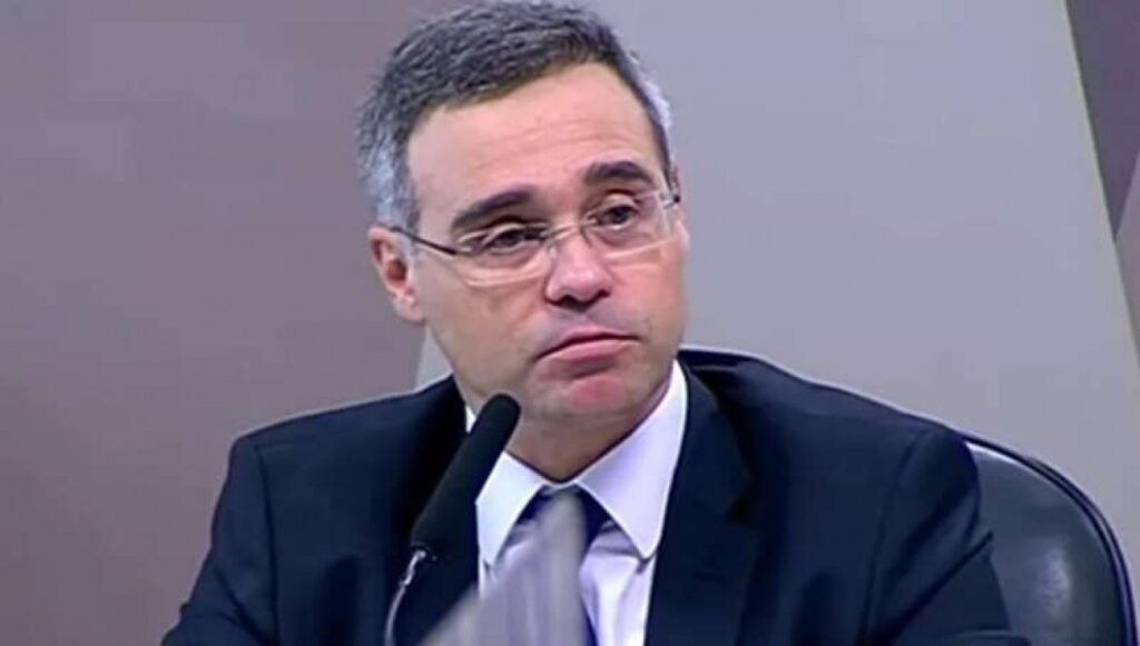 **Mendonça Vota e Defende no STF Resposta a 'Roubo de Bilhões'** O que motivou o ministro André Mendonça a defender a prorrogação da CPMI do INSS? Segundo a publicação do Jornal da Cidade Online, o ministro do **Supremo Tribunal Federal (STF)**, André Mendonça, manifestou-se a favor da extensão dos trabalhos da **Comissão Parlamentar Mista de Inquérito (CPMI)** do **Instituto Nacional do Seguro Social (INSS)**. Essa defesa se baseia na necessidade de investigar um "roubo de bilhões de reais" que afetou "os mais vulneráveis da nossa sociedade". Mendonça destacou que esses indivíduos foram vítimas de descontos associativos realizados sem autorização, e que é crucial que o **Congresso Nacional** ofereça uma resposta adequada em termos de responsabilização política dos envolvidos nas fraudes. Por que a prorrogação da CPMI é importante? Mendonça argumenta que a prorrogação é essencial para garantir que as investigações sejam concluídas de maneira eficaz. Ele mencionou uma "omissão deliberada da Mesa Diretora e da presidência do Congresso", liderada pelo senador **Davi Alcolumbre (União-AP)**, que teria deixado de receber e promover a leitura do pedido de prorrogação da CPMI do INSS. Essa omissão, segundo Mendonça, impede que o Congresso avance na responsabilização dos responsáveis pelas fraudes. Qual foi a decisão de Mendonça em relação ao pedido de prorrogação? Em seu voto, Mendonça determinou que Alcolumbre realizasse a leitura do requerimento de prorrogação dos trabalhos da CPMI. O presidente da comissão, senador **Carlos Viana (Podemos-MG)**, e o relator, deputado **Alfredo Gaspar (PL-AL)**, propuseram que a prorrogação fosse de, no mínimo, mais 90 dias, com a possibilidade de extensão por mais trinta dias caso surjam novos fatos. No entanto, Alcolumbre ignorou o pedido, o que levou o caso ao STF. Qual é o próximo passo após o voto de Mendonça? Após a apresentação do voto de Mendonça, cabe aos demais ministros do STF decidir se confirmam ou derrubam sua decisão. A continuidade dos trabalhos da CPMI depende dessa decisão, que será crucial para determinar se as investigações sobre as fraudes no INSS terão o tempo necessário para serem concluídas. Como a situação atual afeta a sociedade? A questão em torno da prorrogação da CPMI do INSS é de grande importância para a sociedade, especialmente para os mais vulneráveis que foram prejudicados pelas fraudes. A investigação busca não apenas identificar os responsáveis, mas também garantir que medidas sejam tomadas para evitar que situações semelhantes ocorram no futuro. A decisão do STF terá um impacto significativo na capacidade do Congresso de agir em defesa dos direitos dos cidadãos afetados. Em resumo, a defesa de Mendonça pela prorrogação da CPMI do INSS no STF destaca a importância de uma investigação aprofundada sobre as fraudes que afetaram os mais vulneráveis. A decisão do STF será crucial para determinar o curso das investigações e a responsabilização dos envolvidos, refletindo o compromisso do sistema judiciário em proteger os direitos dos cidadãos.