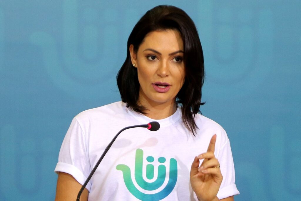**Michelle Bolsonaro** expressou sua satisfação com a derrota de **Wagner Moura** no **Oscar 2026**, conforme relatado pela publicação. A esposa do ex-presidente **Jair Bolsonaro** destacou a vitória de **Jordan**, que conquistou a estatueta, em uma cerimônia marcada por grandes expectativas e surpresas. A celebração de Michelle reflete a polarização política que frequentemente permeia o cenário cultural brasileiro, onde figuras públicas se posicionam em relação a eventos de destaque internacional. Segundo o site, a vitória de Jordan foi recebida com entusiasmo por Michelle, que utilizou suas redes sociais para parabenizar o vencedor e, ao mesmo tempo, comentar sobre a derrota de Moura. Este último, conhecido por seu trabalho em produções de grande impacto, como "Tropa de Elite", era um dos favoritos ao prêmio, o que gerou uma série de reações tanto no Brasil quanto no exterior. A manifestação de Michelle Bolsonaro não apenas celebra a conquista de Jordan, mas também ressalta as divisões ideológicas que se refletem nas preferências culturais e artísticas. A repercussão do evento no Brasil foi significativa, com debates acalorados nas redes sociais e na mídia. A derrota de Wagner Moura, um ator e diretor frequentemente associado a posicionamentos políticos progressistas, foi vista por muitos como um reflexo das tensões políticas que ainda persistem no país. Enquanto alguns comemoraram a vitória de Jordan como um triunfo merecido, outros lamentaram a perda de Moura, destacando seu talento e contribuição para o cinema. Assim, a celebração de Michelle Bolsonaro se insere em um contexto mais amplo de discussões sobre arte, política e identidade nacional.