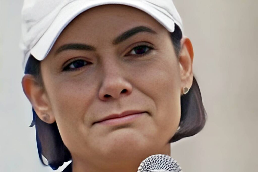 A ex-primeira-dama **Michelle Bolsonaro** recentemente se manifestou sobre o estado de saúde de seu marido, o ex-presidente **Jair Bolsonaro**, que continua internado. Segundo a publicação do site Área VIP, Michelle revelou que a situação é preocupante, pois não há previsão de alta para Bolsonaro. Essa declaração trouxe apreensão entre seus apoiadores e seguidores, que acompanham de perto a evolução do quadro clínico do ex-presidente. De acordo com informações divulgadas, Jair Bolsonaro está hospitalizado devido a complicações de saúde que não foram especificadas publicamente. O silêncio que Michelle Bolsonaro quebrou veio após um período de especulações e incertezas sobre o estado de saúde do ex-presidente. A falta de detalhes concretos sobre o diagnóstico e o tratamento que ele está recebendo tem gerado uma série de rumores e preocupações entre a população e a classe política. O site destaca que a ausência de uma previsão de alta médica aumenta a ansiedade em torno do caso. A situação de saúde de Jair Bolsonaro tem sido um tema de grande interesse público, especialmente considerando seu papel recente na política brasileira. A declaração de Michelle Bolsonaro, conforme reportado pelo site, trouxe à tona a seriedade do quadro clínico e a necessidade de acompanhamento contínuo. A expectativa é que novas atualizações sejam fornecidas à medida que o tratamento progrida, mas, por enquanto, a incerteza permanece, deixando muitos em estado de alerta sobre o futuro do ex-presidente.