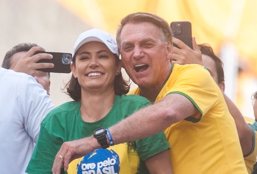 A ex-primeira-dama **Michelle Bolsonaro** anunciou que o ex-presidente **Jair Bolsonaro** foi transferido da **Unidade de Terapia Intensiva (UTI)** para a unidade semi-intensiva, após apresentar melhora significativa nos marcadores de infecção. A informação foi divulgada por Michelle através de suas redes sociais, onde ela expressou alívio e gratidão pela recuperação de Bolsonaro. Segundo a publicação, essa mudança no quadro clínico do ex-presidente foi determinante para a decisão médica de transferi-lo para um ambiente de cuidados menos intensivos. A transferência de Jair Bolsonaro para a unidade semi-intensiva indica uma evolução positiva em seu estado de saúde, conforme relatado por Michelle. A melhora nos marcadores de infecção sugere que o tratamento ao qual ele foi submetido está surtindo efeito, permitindo que ele receba cuidados em um ambiente que, embora ainda monitorado, oferece mais conforto e menos restrições do que a UTI. Segundo o site Poder Nacional, essa mudança é um passo importante na recuperação do ex-presidente, que agora poderá ter mais contato com familiares e receber visitas, respeitando as orientações médicas. A notícia da melhora de Jair Bolsonaro foi recebida com otimismo por seus apoiadores e familiares, que acompanham de perto sua recuperação. A ex-primeira-dama, ao compartilhar a atualização sobre o estado de saúde de Bolsonaro, destacou a importância do apoio e das orações recebidas durante esse período. Segundo o site, a transferência para a unidade semi-intensiva é um indicativo de que o ex-presidente está respondendo bem ao tratamento, o que gera expectativas positivas quanto à sua recuperação completa. A continuidade do acompanhamento médico será essencial para garantir que essa evolução se mantenha estável e que Bolsonaro possa, em breve, deixar o ambiente hospitalar.