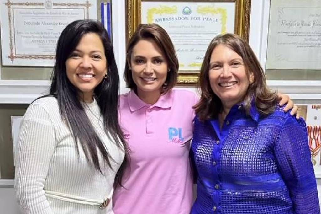 A ex-primeira-dama **Michelle Bolsonaro** está se movimentando politicamente para fortalecer sua presença no cenário eleitoral de 2026. De acordo com a publicação, Michelle, filiada ao **Partido Liberal (PL)**, está empenhada em lançar uma bancada de aliadas para concorrer ao Senado. Além disso, ela mesma é candidata ao Senado pelo **Distrito Federal**. Este movimento estratégico visa consolidar uma base de apoio feminina dentro do partido, refletindo um esforço coordenado para aumentar a representatividade feminina na política nacional. A iniciativa de Michelle é vista como um passo significativo para galvanizar o apoio de eleitores que se identificam com suas propostas e visão política. O apoio do ex-presidente **Jair Bolsonaro** e do PL é crucial para o sucesso dessa empreitada. Segundo o site, Michelle está trabalhando ativamente para garantir esse suporte, o que pode ser decisivo para sua campanha e para as candidaturas de suas aliadas. O respaldo de Bolsonaro, que ainda possui uma base de apoio considerável, pode proporcionar a visibilidade e a legitimidade necessárias para que essas candidaturas ganhem tração. Além disso, o apoio institucional do PL pode oferecer os recursos e a estrutura necessários para uma campanha eficaz, aumentando as chances de sucesso nas urnas. A estratégia de Michelle reflete uma tendência crescente de mulheres assumindo papéis de liderança política no Brasil. Segundo a publicação, ao promover uma bancada de aliadas, Michelle não apenas fortalece sua posição política, mas também contribui para uma maior diversidade de vozes no Senado. Este movimento pode inspirar outras mulheres a se envolverem mais ativamente na política, promovendo uma mudança gradual no panorama político do país. A iniciativa de Michelle Bolsonaro, portanto, não é apenas uma manobra eleitoral, mas também um passo em direção a um cenário político mais inclusivo e representativo.
