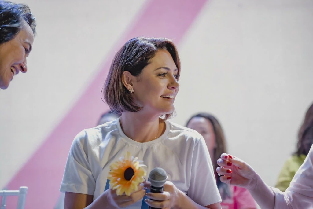 A ex-primeira-dama **Michelle Bolsonaro** chamou a atenção ao compartilhar uma postagem do Pleno.News que destacava o discurso do ator **Michael B. Jordan** durante a cerimônia do Oscar. Jordan foi premiado na categoria de Melhor Ator por sua atuação no filme "Pecadores", dirigido por **Ryan Coogler**. Em seu discurso de aceitação, o ator norte-americano expressou sua gratidão a Deus, afirmando: "Deus é bom, Deus é". Além disso, ele aproveitou a oportunidade para homenagear sua família e os atores negros que o precederam na conquista do prêmio. O discurso de Michael B. Jordan teve um impacto significativo, não apenas por sua vitória, mas também pela mensagem de reconhecimento e gratidão que transmitiu. Segundo a publicação, o ator destacou a importância de sua fé e o papel crucial que ela desempenhou em sua vida e carreira. Ao mencionar Deus em seu discurso, Jordan ecoou um sentimento de humildade e reconhecimento das forças que considera superiores, algo que ressoou com muitos espectadores e personalidades, incluindo Michelle Bolsonaro. A ex-primeira-dama, ao compartilhar a postagem, pareceu endossar a mensagem de fé e gratidão expressa por Jordan. Além de sua referência a Deus, Michael B. Jordan também fez questão de homenagear sua família e os atores negros que abriram caminho para ele na indústria cinematográfica. Segundo o site Poder Nacional, essa homenagem foi um reconhecimento da luta e das conquistas de gerações anteriores, que enfrentaram desafios significativos para alcançar o sucesso em Hollywood. A menção aos atores negros que receberam o Oscar antes dele reforçou a importância da representatividade e da continuidade do legado de excelência e perseverança na indústria do cinema. O gesto de Jordan foi amplamente elogiado e serviu como um lembrete poderoso da importância de honrar aqueles que pavimentaram o caminho para as futuras gerações.