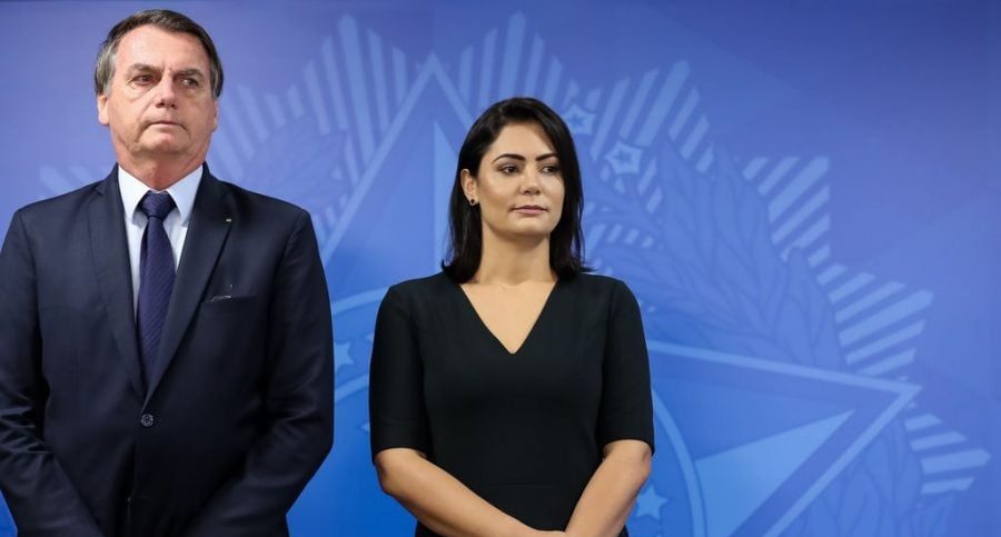 Nesta segunda-feira, 23, a ex-primeira-dama **Michelle Bolsonaro** se reuniu com o ministro **Alexandre de Moraes**, do **Supremo Tribunal Federal (STF)**. O objetivo do encontro foi solicitar a concessão do **regime domiciliar** para o ex-presidente **Jair Bolsonaro**, que se encontra internado no **Hospital DFStar**, em Brasília. A reunião, que teve início por volta das 17h, ocorreu de forma reservada no gabinete do ministro na sede do Supremo Tribunal Federal. Por que Michelle Bolsonaro está pedindo o regime domiciliar para Jair Bolsonaro? A solicitação de **regime domiciliar** é uma medida que visa permitir que Jair Bolsonaro possa cumprir eventuais restrições judiciais em casa, ao invés de permanecer internado ou em outro tipo de custódia. Essa solicitação pode estar relacionada a questões de saúde, considerando que Bolsonaro está atualmente internado, o que sugere a necessidade de cuidados médicos contínuos. Quem é Alexandre de Moraes e qual é o seu papel no STF? **Alexandre de Moraes** é um dos ministros do Supremo Tribunal Federal, a mais alta corte do Brasil. Como ministro, ele tem a responsabilidade de julgar casos de grande relevância nacional, incluindo aqueles que envolvem figuras públicas de destaque, como ex-presidentes. O papel de Moraes no STF é crucial, pois ele pode decidir sobre pedidos como o de regime domiciliar, influenciando diretamente o curso de ações judiciais importantes. Qual é a situação atual de Jair Bolsonaro? Jair Bolsonaro, ex-presidente do Brasil, está internado no **Hospital DFStar** em Brasília. A internação sugere que ele está recebendo tratamento médico, embora detalhes específicos sobre sua condição de saúde não tenham sido divulgados. A situação médica de Bolsonaro pode ser um fator determinante para o pedido de regime domiciliar, já que cuidados médicos adequados são uma consideração importante em decisões judiciais desse tipo. O que é o regime domiciliar e como ele funciona? O **regime domiciliar** é uma modalidade de cumprimento de pena ou restrição judicial que permite ao indivíduo permanecer em sua residência, ao invés de estar em um estabelecimento prisional ou hospitalar. Esse regime pode ser concedido por razões de saúde, idade avançada, ou outras circunstâncias especiais que justifiquem a necessidade de cuidados fora de um ambiente institucional. No caso de Jair Bolsonaro, o pedido de regime domiciliar pode estar fundamentado em sua condição de saúde atual. Quais são as implicações de um pedido de regime domiciliar para figuras públicas? Quando figuras públicas, como ex-presidentes, solicitam regime domiciliar, o caso ganha ampla atenção da mídia e do público. Isso ocorre porque tais decisões podem ter implicações políticas e sociais significativas. Além disso, o tratamento diferenciado de figuras públicas em relação a cidadãos comuns pode gerar debates sobre igualdade perante a lei e a justiça. Como o STF decide sobre pedidos de regime domiciliar? O Supremo Tribunal Federal analisa cada caso individualmente, considerando fatores como a saúde do indivíduo, a gravidade das acusações ou condenações, e o impacto potencial da decisão. Os ministros do STF, como Alexandre de Moraes, avaliam as evidências e argumentos apresentados antes de tomar uma decisão. No caso de Jair Bolsonaro, a decisão de conceder ou não o regime domiciliar dependerá de uma análise cuidadosa de sua situação médica e legal. Em resumo, o encontro entre Michelle Bolsonaro e Alexandre de Moraes no STF destaca a complexidade e a importância de decisões judiciais envolvendo figuras públicas. O pedido de regime domiciliar para Jair Bolsonaro é um exemplo de como questões de saúde e justiça se entrelaçam, exigindo uma análise cuidadosa por parte do Supremo Tribunal Federal.