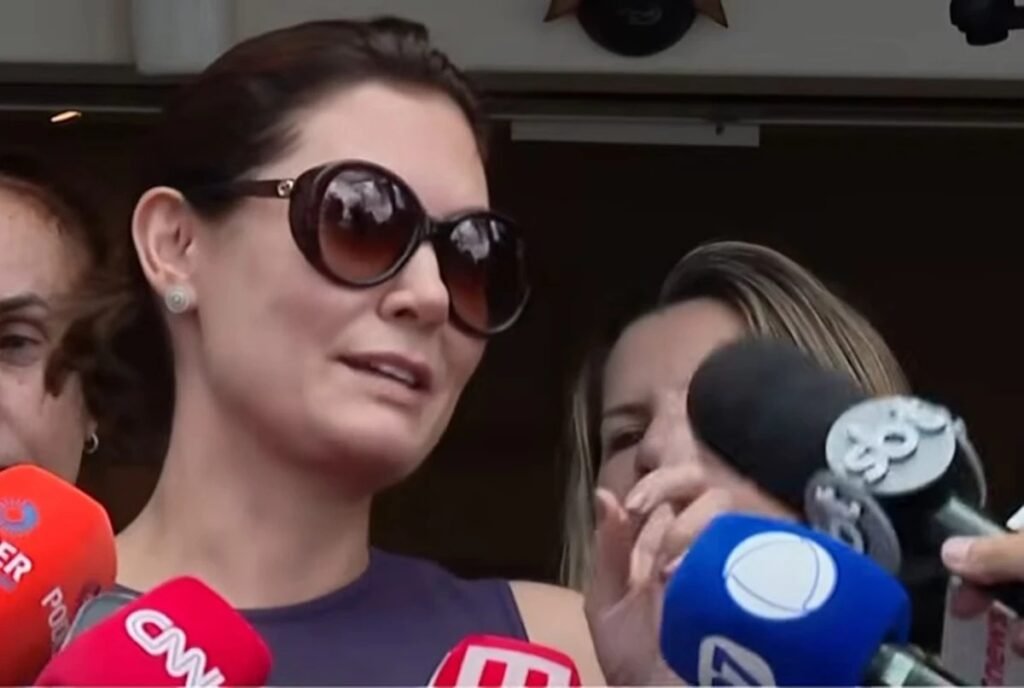 Por que Michelle Bolsonaro está cuidando mais de Jair Bolsonaro? Michelle afirmou que, devido às várias comorbidades de Jair Bolsonaro e sua idade avançada, ela pretende dedicar mais atenção a ele durante sua prisão domiciliar. Quais são as condições de saúde de Jair Bolsonaro? Jair Bolsonaro, que recentemente completou 71 anos, possui várias comorbidades e foi internado por quase duas semanas com broncopneumonia bacteriana. Qual foi o motivo da internação de Jair Bolsonaro? Ele foi internado devido a um quadro de broncopneumonia bacteriana, que exigiu cuidados médicos intensivos até sua recuperação e alta hospitalar. Onde Jair Bolsonaro cumprirá sua prisão domiciliar? Ele cumprirá a prisão domiciliar em sua residência no condomínio Solar de Brasília, onde chegou após receber alta hospitalar. Por que Jair Bolsonaro usava um colete à prova de balas? Ao chegar em casa, ele vestia um colete à prova de balas da Polícia Militar, possivelmente por questões de segurança pessoal. Quem determinou a prisão domiciliar de Jair Bolsonaro? A prisão domiciliar foi determinada por Alexandre de Moraes, que também ordenou a instalação de uma tornozeleira eletrônica. Qual é o papel de Michelle Bolsonaro durante a prisão domiciliar? Michelle pretende cuidar ainda mais de Jair Bolsonaro, garantindo que ele receba a atenção e os cuidados necessários em casa. Como foi a chegada de Jair Bolsonaro em casa? Ele chegou em casa às 10h22, acompanhado de Michelle Bolsonaro, após receber alta do Hospital DF Star em Brasília. Qual é a importância da tornozeleira eletrônica para Jair Bolsonaro? A tornozeleira eletrônica é uma medida de monitoramento para garantir que ele cumpra as condições da prisão domiciliar. Quem acompanhou Jair Bolsonaro na saída do hospital? Michelle Bolsonaro acompanhou Jair Bolsonaro na saída do hospital, reforçando seu apoio e cuidado durante esse período. Qual foi a reação de Michelle Bolsonaro sobre a situação? Ela expressou confiança, afirmando que "Deus está no controle de todas as coisas" e que a casa é o lugar certo para ele estar. Como a saúde de Jair Bolsonaro pode afetar sua prisão domiciliar? As comorbidades e a idade avançada de Jair Bolsonaro podem exigir cuidados médicos contínuos, influenciando sua rotina domiciliar. Quais são as expectativas para o período de prisão domiciliar de Jair Bolsonaro? Espera-se que ele receba cuidados adequados em casa, com Michelle Bolsonaro desempenhando um papel crucial em seu bem-estar. Como a situação de Jair Bolsonaro está sendo acompanhada pela mídia? A mídia está atenta aos desdobramentos, cobrindo desde sua alta hospitalar até a chegada em casa e a instalação da tornozeleira. Qual é a perspectiva de Michelle Bolsonaro sobre o futuro? Ela demonstra otimismo e determinação em cuidar de Jair Bolsonaro, reforçando seu papel de apoio durante esse período desafiador.