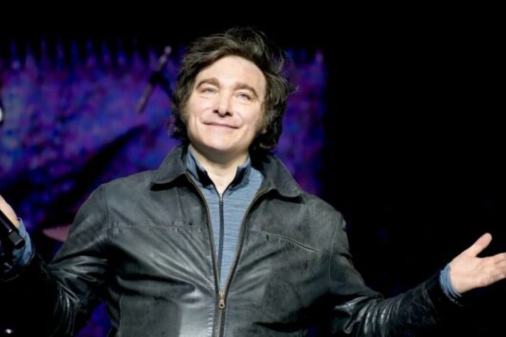 O presidente da Argentina, **Javier Milei**, lançou um perfil oficial na rede social X com o objetivo de responder a publicações da imprensa local. Segundo a publicação, a conta foi apresentada pelo governo como um instrumento para "combater a desinformação oferecendo mais informação", sem impor restrições à liberdade de expressão. Essa iniciativa surge em um contexto de crescente tensão entre o governo e a mídia, onde Milei busca se posicionar diretamente contra o que considera serem inverdades divulgadas pela imprensa. De acordo com o site, a criação dessa conta gerou preocupações entre organizações jornalísticas argentinas, que veem a medida como uma potencial ameaça à liberdade de imprensa. Essas organizações argumentam que, ao criar um canal oficial para contestar reportagens, o governo pode estar tentando intimidar jornalistas e influenciar a cobertura midiática. No entanto, o governo de Milei defende que a conta servirá apenas para esclarecer fatos e fornecer informações adicionais, garantindo que a população tenha acesso a uma visão mais completa dos acontecimentos. A estratégia de Milei reflete uma tendência global onde líderes políticos utilizam plataformas digitais para se comunicar diretamente com o público, bypassando os meios de comunicação tradicionais. Essa abordagem permite que figuras públicas controlem a narrativa e respondam rapidamente a críticas. No entanto, segundo especialistas, é crucial que essa prática seja conduzida com transparência e respeito às normas democráticas, para evitar que se transforme em um mecanismo de censura ou repressão à liberdade de expressão.