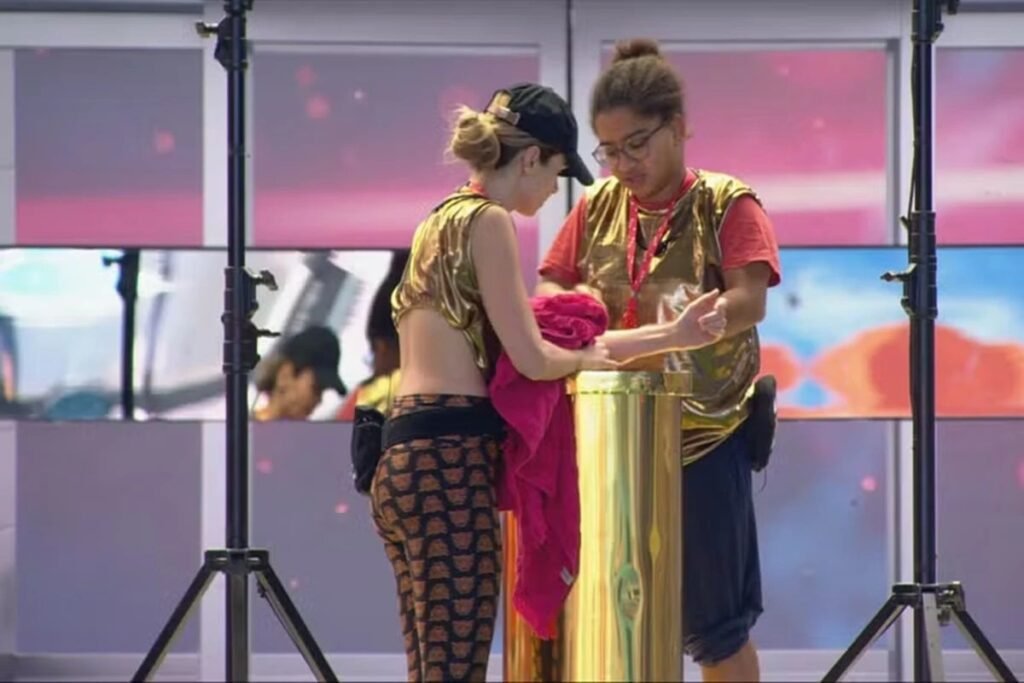 O que aconteceu com Milena e Ana Paula no BBB 26? Milena e Ana Paula Renault passaram mal após o Castigo do Monstro no BBB 26 e afirmaram ter recebido atendimento do Samu. Por que o Castigo do Monstro foi suspenso? A dinâmica foi suspensa após internautas acusarem o programa de tortura devido às condições abusivas enfrentadas pelas participantes. Quais foram as reações nas redes sociais? A hashtag “Tortura não é entretenimento” ficou entre os assuntos mais comentados, com críticas à TV Globo por submeter as participantes a condições extremas. Quais foram os sintomas relatados por Milena e Ana Paula? Milena apresentou saturação de 70% e Ana Paula relatou dor forte na coluna, levantando preocupações sobre a segurança da prova. A TV Globo se pronunciou sobre o incidente? Até o momento, a TV Globo não se pronunciou oficialmente sobre o atendimento do Samu ou as acusações de tortura. Qual foi a dinâmica do Castigo do Monstro? Indicadas pelo Anjo Solange Couto, as participantes precisavam se revezar para manter as luzes de refletores acesas, sem poder dormir ou beber água. O que dizem os internautas sobre a prova? Internautas criticaram a prova, afirmando que passou dos limites e que não havia justificativa para as condições impostas às participantes. Qual é a importância do direito à saúde no contexto do BBB? O direito à saúde e à vida deve prevalecer sobre qualquer contrato com a emissora, destacando a necessidade de segurança nas dinâmicas do programa.
