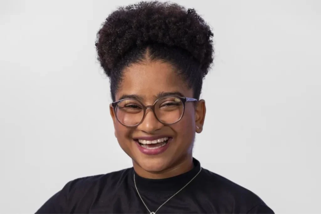 O que aconteceu na dinâmica Ganha-Ganha do BBB26? 🤔 Na noite de terça-feira (24), a dinâmica Ganha-Ganha trouxe prêmios em dinheiro e vantagens estratégicas. Milena, Samira e Alberto Cowboy participaram, tomando decisões que podem influenciar o jogo. Quais foram os prêmios conquistados por Milena e Alberto Cowboy? Milena e Alberto Cowboy ganharam R$ 10 mil cada e uma informação privilegiada, que poderia impactar suas estratégias futuras no BBB26. Como Samira interferiu na dinâmica? Samira recebeu o poder de vetar um participante e escolheu Alberto Cowboy, retirando dele o direito à informação privilegiada, alterando o rumo do jogo. Qual foi a decisão final de Milena na dinâmica? Milena optou por dobrar o valor do prêmio para R$ 20 mil, abrindo mão da informação privilegiada, uma escolha que gerou repercussão na casa. Como a decisão de Milena foi vista pelos outros participantes? Alguns participantes consideraram a decisão de Milena segura, enquanto outros acharam que a informação poderia ter um impacto maior a longo prazo. Qual foi o desfecho da noite para Milena? Além de garantir R$ 20 mil, Milena viu a eliminação de Jonas, um de seus rivais, tornando a noite ainda mais positiva para ela no BBB26.