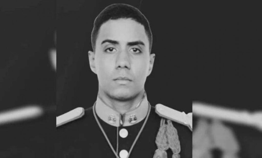 **Pablo Carvalho da Silva**, um estudante do 3º ano do curso de Infantaria da **Academia Militar das Agulhas Negras (Aman)**, faleceu em circunstâncias trágicas e ainda não completamente esclarecidas. O incidente ocorreu durante uma atividade de treinamento físico militar na piscina da Seção de Educação Física da academia, localizada em Resende, no estado do Rio de Janeiro. Segundo a publicação, o jovem de 24 anos, conhecido como "Florêncio", passou mal na segunda-feira, dia 23, durante a **Avaliação Formativa de Treinamento Físico Militar**. O que aconteceu durante o treinamento? Durante a atividade, que seguia os protocolos de segurança da instituição, Pablo sofreu um mal-estar. A presença de guarda-vidas e uma equipe de apoio de saúde no local garantiu que ele recebesse atendimento imediato. Uma ambulância foi acionada para prestar socorro, e o cadete foi levado para um hospital particular em Resende, onde permaneceu internado até a quarta-feira, dia 25, quando infelizmente veio a falecer. Quais foram as medidas tomadas pela Aman após o incidente? A **Academia Militar das Agulhas Negras** instaurou um **Inquérito Policial Militar** para investigar as circunstâncias do ocorrido. O objetivo da investigação é esclarecer os detalhes do incidente, analisando todos os procedimentos adotados durante a avaliação física e as condições em que a atividade foi realizada. A academia não divulgou detalhes sobre a causa do mal-estar ou sobre o quadro clínico que levou ao óbito de Pablo. Como a Aman se posicionou em relação à morte de Pablo? Em nota oficial, a Aman manifestou pesar pela morte do cadete Pablo Carvalho da Silva. A instituição expressou solidariedade aos familiares, amigos e companheiros de curso do jovem militar. A academia destacou que a atividade estava sendo realizada dentro dos protocolos de segurança estabelecidos e que todas as medidas de emergência foram prontamente acionadas. Qual é a importância de investigar incidentes como este? Investigações como a que está sendo conduzida pela Aman são cruciais para garantir a segurança e o bem-estar dos cadetes durante treinamentos físicos. Elas ajudam a identificar possíveis falhas nos procedimentos de segurança e a implementar melhorias que possam prevenir futuros incidentes. Além disso, oferecem respostas às famílias e amigos das vítimas, contribuindo para a transparência e a confiança nas instituições militares. A morte de Pablo Carvalho da Silva levanta questões sobre a segurança em treinamentos militares e a necessidade de protocolos rigorosos para proteger a vida dos cadetes. A investigação em curso pela Aman será fundamental para esclarecer os fatos e garantir que medidas adequadas sejam tomadas para evitar que tragédias semelhantes ocorram no futuro.