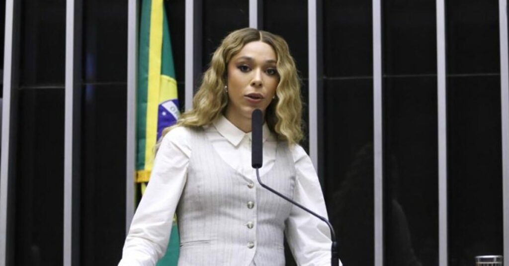 O **Ministério da Justiça** está analisando uma denúncia feita pela deputada **Erika Hilton** contra o apresentador **Ratinho** por suposta **transfobia**. A parlamentar solicita a suspensão do programa de Ratinho por 30 dias, após o apresentador ter feito críticas à sua eleição para a comissão de defesa das mulheres da Câmara. Segundo a publicação, Erika Hilton considera que os comentários de Ratinho ultrapassaram o limite da liberdade de expressão, configurando um discurso de ódio que não deve ser tolerado em meios de comunicação de massa. De acordo com o site **Congresso em Foco**, a denúncia de Erika Hilton destaca que as declarações de Ratinho não apenas desrespeitam sua identidade de gênero, mas também deslegitimam sua atuação política e sua representatividade na comissão. A deputada argumenta que tais comentários são prejudiciais não só para ela, mas para toda a comunidade **LGBTQIA+**, que luta diariamente por reconhecimento e respeito. A análise do Ministério da Justiça sobre o caso é um passo importante para determinar se houve, de fato, violação dos direitos humanos e se medidas punitivas serão aplicadas ao programa do apresentador. O caso levanta questões significativas sobre a responsabilidade dos meios de comunicação em relação à **discriminação de gênero** e à promoção de discursos de ódio. Segundo especialistas, é essencial que haja um equilíbrio entre a liberdade de expressão e o respeito aos direitos das minorias, especialmente em um contexto onde a mídia tem um papel crucial na formação de opiniões e atitudes sociais. A decisão do Ministério da Justiça poderá estabelecer um precedente importante para casos futuros, reforçando a necessidade de um ambiente midiático mais inclusivo e respeitoso.