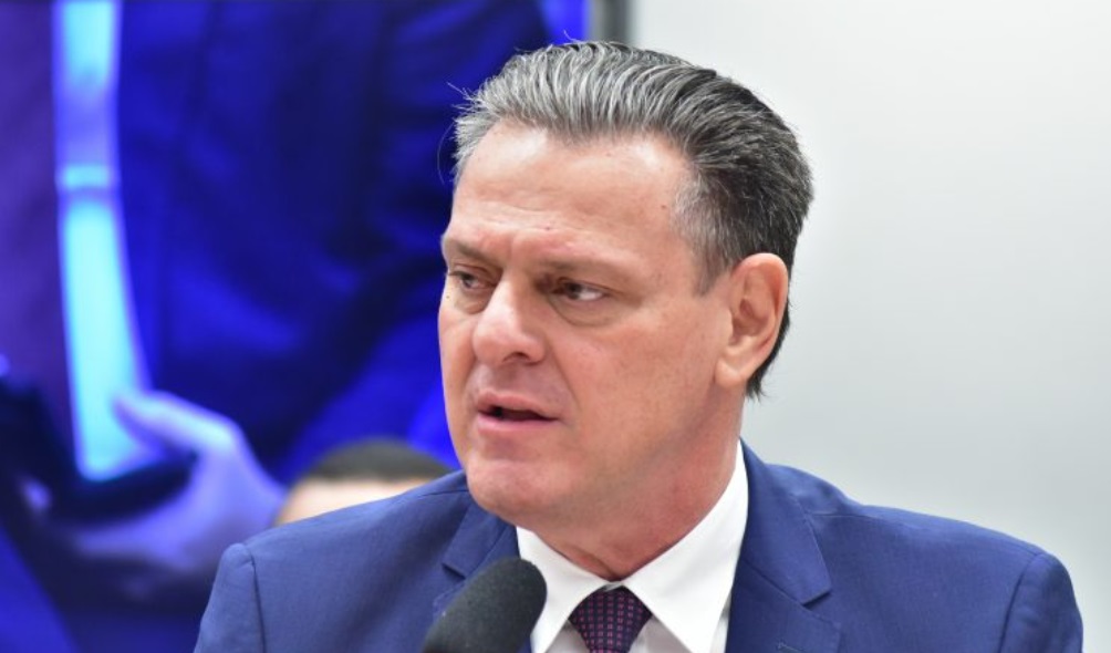 O **ministro** destacou que a atual **guerra no Oriente Médio** está exercendo uma pressão significativa sobre os **custos de produção**. Essa situação é agravada pelo aumento das taxas de **juros**, criando um cenário desafiador para os **produtores**. Mas como exatamente a guerra influencia os custos? E por que os produtores devem ser cautelosos? A guerra no Oriente Médio afeta diretamente o mercado global de **commodities**, especialmente o **petróleo**. O aumento nos preços do petróleo eleva os custos de transporte e produção, impactando diversos setores. Além disso, a instabilidade na região pode levar a interrupções na cadeia de suprimentos, resultando em escassez de materiais essenciais e, consequentemente, em preços mais altos. Os **juros** também desempenham um papel crucial nesse cenário. Com o aumento das taxas, o custo do crédito se torna mais elevado. Isso significa que os produtores enfrentam dificuldades adicionais para financiar suas operações, investir em novas tecnologias ou expandir seus negócios. Essa combinação de fatores cria um ambiente econômico desafiador, onde a **cautela** se torna essencial. Por que a cautela é importante para os produtores? Em tempos de incerteza, decisões precipitadas podem levar a perdas financeiras significativas. A cautela permite que os produtores avaliem cuidadosamente suas opções, ajustem suas estratégias e minimizem riscos. Isso pode incluir a revisão de contratos de fornecimento, a busca por alternativas de financiamento ou a implementação de práticas mais eficientes para reduzir custos. Como os produtores podem se preparar para enfrentar esses desafios? Uma abordagem proativa é fundamental. Isso pode envolver a diversificação de fornecedores para mitigar riscos de interrupção na cadeia de suprimentos, a adoção de tecnologias que aumentem a eficiência e a busca por parcerias estratégicas que ofereçam suporte em tempos de crise. Além disso, é crucial que os produtores se mantenham informados sobre as tendências do mercado e as políticas governamentais que possam afetar o setor. Participar de fóruns e conferências, por exemplo, pode proporcionar insights valiosos e oportunidades de networking. Em resumo, a guerra no Oriente Médio e o aumento dos juros estão criando um cenário desafiador para os produtores. A pressão sobre os custos é real e significativa, exigindo uma abordagem cautelosa e estratégica. Ao adotar medidas proativas e informadas, os produtores podem navegar por esses tempos incertos com maior resiliência e adaptabilidade.