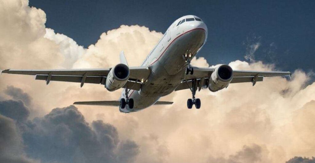 Durante um voo entre Manaus e São Paulo, um **passageiro em surto psicótico** foi contido graças à intervenção do ministro Mauro Campbell, do Superior Tribunal de Justiça (STJ). Segundo a publicação, o ministro, que também é o corregedor nacional de Justiça, utilizou um golpe de **jiu-jitsu** conhecido como "mata-leão" para imobilizar o passageiro, evitando assim uma possível tragédia. A ação rápida e eficaz do ministro foi crucial para garantir a segurança dos demais passageiros e da tripulação a bordo. O incidente ocorreu quando o passageiro começou a apresentar comportamentos agressivos e descontrolados, colocando em risco a integridade física de todos no avião. De acordo com o site, a situação exigiu uma resposta imediata, e o ministro Mauro Campbell, que possui conhecimentos em artes marciais, não hesitou em agir. A técnica do "mata-leão" é amplamente utilizada em situações de defesa pessoal por sua capacidade de imobilizar rapidamente um indivíduo sem causar danos permanentes. A intervenção do ministro foi fundamental para estabilizar a situação até que o avião pudesse pousar com segurança. Após o pouso, o passageiro foi entregue às autoridades competentes para receber o atendimento necessário. A ação do ministro Mauro Campbell foi amplamente elogiada por sua coragem e presença de espírito em um momento de crise. Segundo o site, este episódio destaca a importância de ter indivíduos treinados em técnicas de contenção em situações de emergência, especialmente em ambientes confinados como aeronaves. A habilidade do ministro em lidar com a situação demonstra não apenas seu compromisso com a segurança pública, mas também a relevância de conhecimentos em **artes marciais** em contextos inesperados.