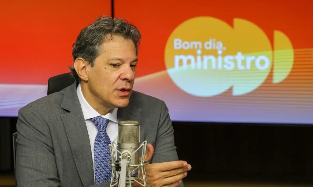 O **Ministro Fernando Haddad** está prestes a deixar o comando do **Ministério da Fazenda** nesta sexta-feira. A decisão ocorre em meio a uma movimentação política significativa, já que Haddad se prepara para concorrer ao governo de São Paulo. Segundo a publicação do InfoMoney, essa mudança no cenário político-econômico brasileiro marca uma transição importante na liderança da equipe econômica do país. A saída de Haddad do ministério é vista como um passo estratégico em sua carreira política, visando fortalecer sua posição na disputa pelo governo estadual. A trajetória de Fernando Haddad no Ministério da Fazenda foi marcada por desafios e realizações. Durante seu mandato, ele enfrentou questões econômicas complexas, buscando implementar políticas que promovessem o crescimento econômico e a estabilidade financeira do Brasil. Segundo o site InfoMoney, Haddad desempenhou um papel crucial na formulação de estratégias para lidar com a inflação e o desemprego, além de buscar atrair investimentos estrangeiros. Sua saída do ministério, portanto, representa não apenas uma mudança de liderança, mas também uma possível reorientação das políticas econômicas adotadas até então. Com a saída de Haddad, o governo federal deverá indicar um novo titular para o Ministério da Fazenda, que terá a responsabilidade de dar continuidade às políticas econômicas em vigor e enfrentar os desafios futuros. Segundo a publicação, a escolha do novo ministro será crucial para garantir a confiança dos mercados e a estabilidade econômica do país. Enquanto isso, a candidatura de Haddad ao governo de São Paulo promete agitar o cenário político estadual, trazendo à tona debates sobre desenvolvimento regional e políticas públicas. A transição de Haddad para a política estadual reflete sua ambição de expandir sua influência política e contribuir para o desenvolvimento de São Paulo.