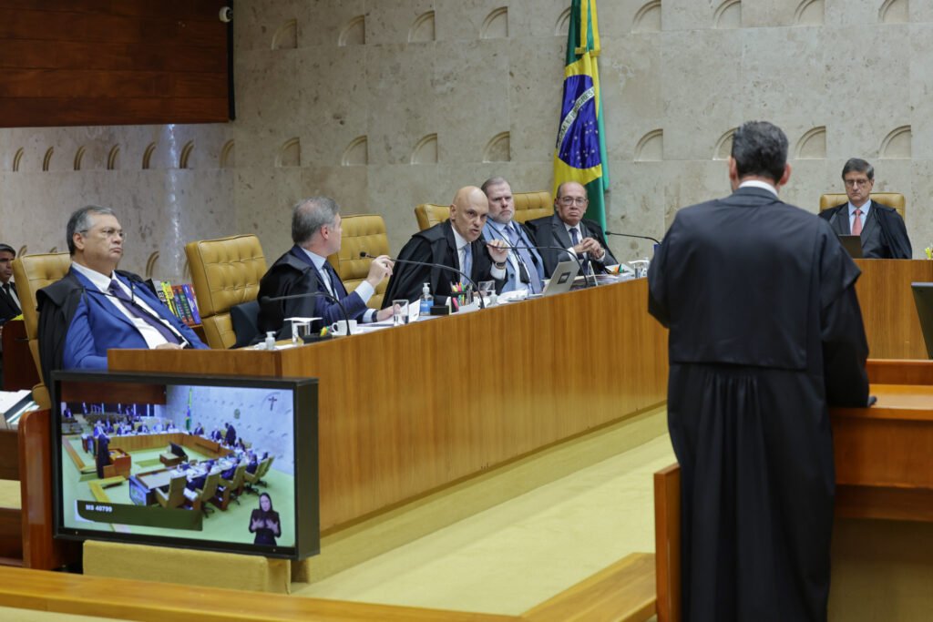 **Ministros do STF Criticam CPMI “Infinita” e a Duração de Inquéritos** Nos últimos dias, o tema da **duração dos inquéritos** e das Comissões Parlamentares de Inquérito (CPMI) tem gerado debates intensos no Supremo Tribunal Federal (STF). Mas por que isso é tão relevante? Segundo a publicação, os ministros do STF expressaram preocupações sobre a extensão indefinida de investigações, destacando que inquéritos não podem ser “eternos”. Este debate ganhou força após o inquérito das **fake news** completar sete anos sem conclusão. **Qual é a crítica principal dos ministros do STF?** Os ministros criticaram a prorrogação automática e sucessiva de inquéritos e CPMIs, argumentando que isso não está em conformidade com o **devido processo legal**. O ministro Gilmar Mendes, por exemplo, destacou que o vazamento de dados pessoais, como no caso de Daniel Vorcaro, é "criminoso". Ele enfatizou que, se os parlamentares têm autoridade judicial, devem agir com a mesma responsabilidade que juízes. **Por que a prorrogação de inquéritos é problemática?** O ministro Flávio Dino ressaltou que a legislação não permite prorrogações automáticas e sucessivas, nem mesmo em inquéritos policiais. Ele alertou que isso pode transformar investigações em "autêntica pescaria probatória" sem fundamentação. Gilmar Mendes complementou que o STF frequentemente precisa intervir para encerrar "inquéritos eternos", que se prolongam sem justificativa adequada. **O que a Constituição diz sobre as CPMIs?** De acordo com o ministro Alexandre de Moraes, a Constituição estabelece um prazo certo para a conclusão das CPMIs, limitando o exercício e o abuso do poder. Ele afirmou que, enquanto a criação de uma CPMI pode ser um direito da minoria, sua prorrogação deve ser decidida pela maioria. Moraes destacou que transformar o direito da minoria em prorrogações automáticas ignora a essência de uma CPI. **Qual é a situação atual do inquérito das fake news?** Instaurado em 2019 pelo então presidente do STF, Dias Toffoli, o inquérito das fake news tem sido alvo de críticas por sua duração e formato. A Ordem dos Advogados do Brasil (OAB) pediu ao presidente do STF, Edson Fachin, o encerramento do inquérito, argumentando que ele se tornou um "inquérito de natureza perpétua" devido a sucessivos alargamentos de escopo e prolongamento temporal. **E quanto ao inquérito das milícias digitais?** Relatado por Alexandre de Moraes, o inquérito das milícias digitais tramita desde 2021 e investiga uma suposta organização criminosa que atua nas redes sociais contra a democracia. Moraes mencionou que a CPMI chegou a vazar documentos sigilosos para a imprensa, o que levou o ministro André a intervir para proteger a confidencialidade das informações. **Qual é a mensagem final dos ministros?** Os ministros enfatizaram que o poder envolve responsabilidade. Gilmar Mendes lembrou que o texto constitucional exige que quem tem poder também tenha responsabilidade. Ele criticou o vazamento de informações sigilosas, afirmando que "processo sob sigilo aqui submetem-se a essa regra" e que "não se pode vazar". Em resumo, o debate no STF destaca a importância de respeitar os limites legais e constitucionais na condução de inquéritos e CPMIs, garantindo que o devido processo legal seja sempre observado.