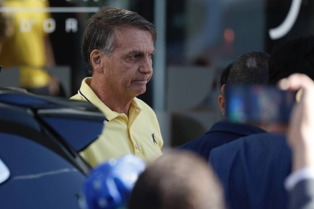 O ministro **Alexandre de Moraes**, do Supremo Tribunal Federal (**STF**), tem sido um dos protagonistas na concessão de **prisões domiciliares humanitárias** no Brasil. Em um levantamento realizado pela Folha, foi identificado que, em um ano, Moraes acolheu 3 em cada 10 pedidos desse tipo, totalizando 20 autorizações em um universo de 67 decisões analisadas. Este levantamento abrangeu decisões proferidas entre 24 de março de 2025 e 24 de março de 2026, focando exclusivamente em processos de execução penal. Mas o que leva à concessão de uma **prisão domiciliar humanitária**? Segundo a publicação, dois critérios principais são considerados: o estado de saúde debilitado do detento e a incapacidade do sistema prisional de oferecer o tratamento adequado. Um exemplo notável é o caso do general **Augusto Heleno**, que recebeu o benefício após ser diagnosticado com demência mista, uma condição que poderia se agravar sem tratamento especializado. No caso do ex-presidente **Jair Bolsonaro**, a decisão de Moraes foi influenciada por um quadro de broncopneumonia, apesar de seu estado geral ser considerado estável. A decisão foi temporária, com um prazo de 90 dias para reavaliação, algo que, segundo especialistas, não é comum, mas também não é juridicamente inviável. A advogada **Pamela Torres Villar** destaca que, embora o ex-presidente estivesse em condições relativamente confortáveis na prisão, a decisão de Moraes foi inteligente ao atender às demandas reais do caso sem desrespeitar a legislação. A concessão de **prisões domiciliares humanitárias** não possui previsão legal específica no Brasil. A legislação atual permite esse tipo de detenção apenas para gestantes, maiores de 70 anos, pessoas com doenças graves e condenados com filhos menores ou com deficiência, mas somente em regime aberto. No entanto, como explica o professor **Gustavo Badaró**, da USP, essa prática se desenvolveu como uma criação jurisprudencial, refletindo uma interpretação mais flexível em prol dos direitos humanos, especialmente considerando o estado precário das penitenciárias brasileiras. A decisão de Moraes em relação a Bolsonaro gerou críticas, principalmente por parte da defesa do ex-presidente e de seu filho, o senador **Flávio Bolsonaro**. No entanto, a professora **Luísa Ferreira**, da FGV Direito SP, argumenta que a estipulação de um prazo para a prisão domiciliar não é problemática. Em casos de saúde, a ideia é que, uma vez curada, a pessoa retorne ao sistema prisional. Além de Bolsonaro, outros casos também receberam atenção, como o de **Maria Irani Teixeira Bomfim**, que recebeu prisão domiciliar por 60 dias para recuperação pós-operatória, com possibilidade de prorrogação. Esses exemplos ilustram como a Justiça brasileira tem lidado com situações que exigem uma abordagem mais humanitária, mesmo sem uma base legal explícita. Em resumo, as decisões de Alexandre de Moraes sobre prisões domiciliares humanitárias refletem uma tentativa de equilibrar a aplicação da lei com as necessidades de saúde dos detentos, dentro de um sistema prisional que muitas vezes não consegue atender adequadamente a essas demandas.